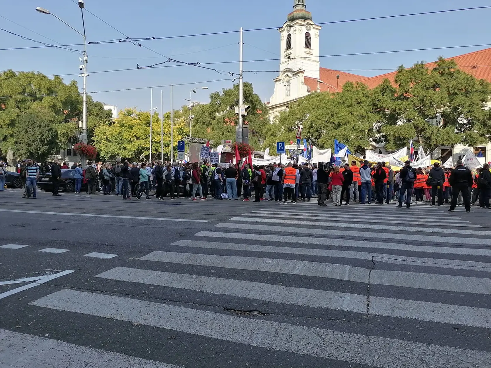 Stovky demonštrantov zaplnili Námestie SNP v Bratislave. Na proteste, ktorý organizuje KOZ SR protestujú proti energetickej chudobe.