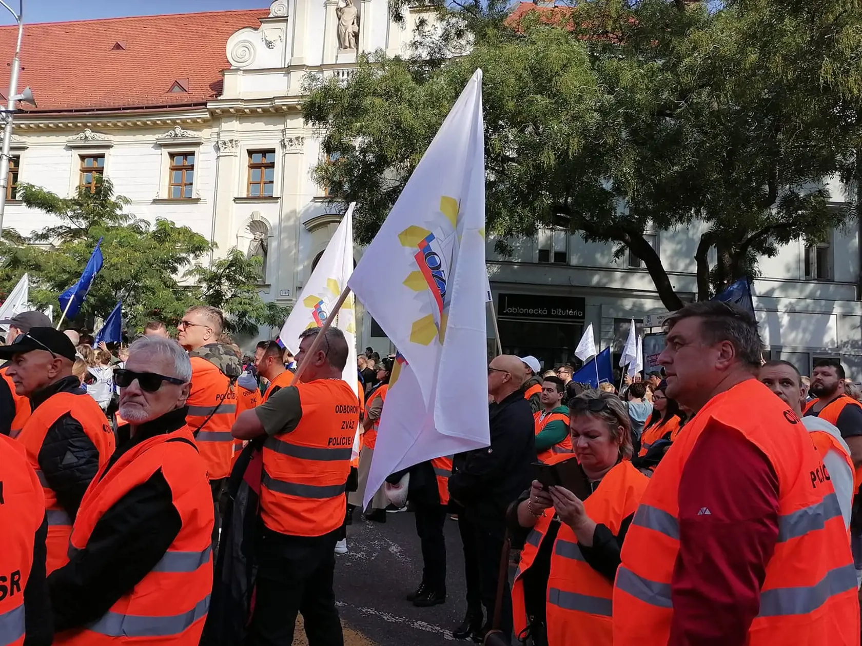 Stovky demonštrantov zaplnili Námestie SNP v Bratislave. Na proteste, ktorý organizuje KOZ SR protestujú proti energetickej chudobe.