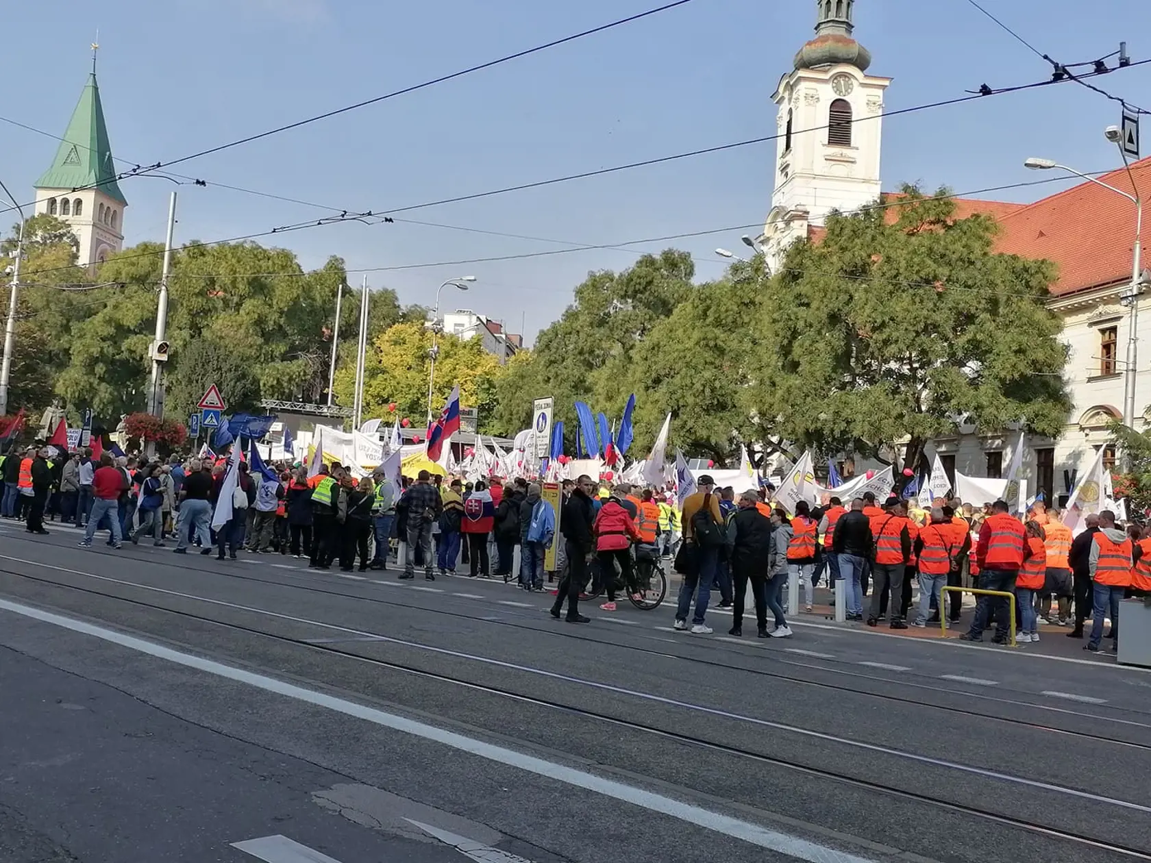 Stovky demonštrantov zaplnili Námestie SNP v Bratislave. Na proteste, ktorý organizuje KOZ SR protestujú proti energetickej chudobe.