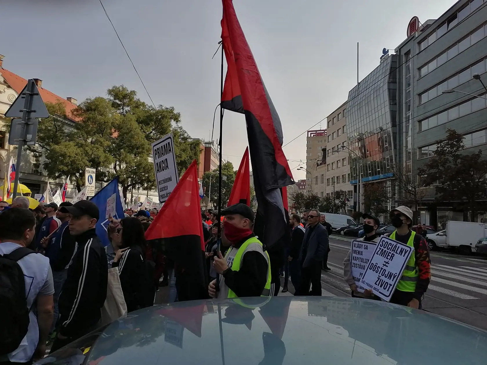 Stovky demonštrantov zaplnili Námestie SNP v Bratislave. Na proteste, ktorý organizuje KOZ SR protestujú proti energetickej chudobe.