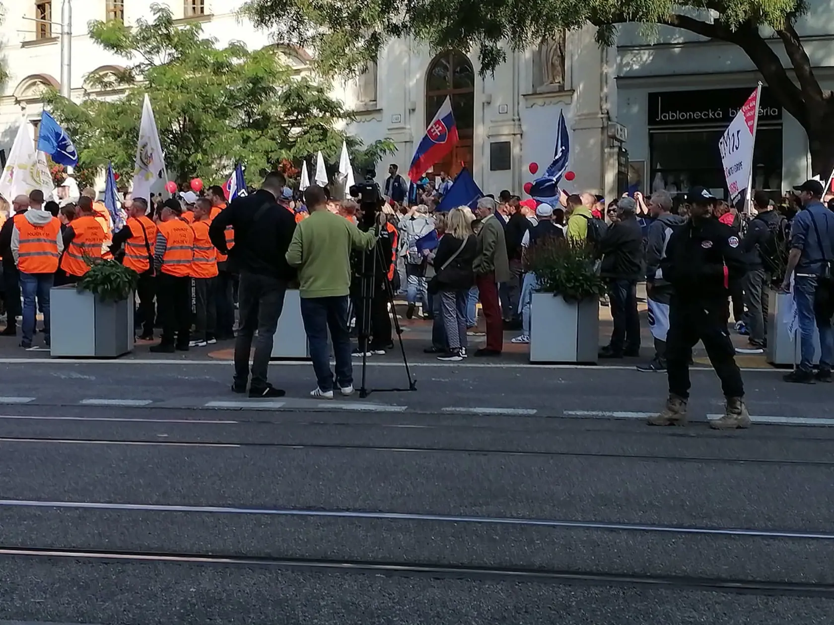 Stovky demonštrantov zaplnili Námestie SNP v Bratislave. Na proteste, ktorý organizuje KOZ SR protestujú proti energetickej chudobe.