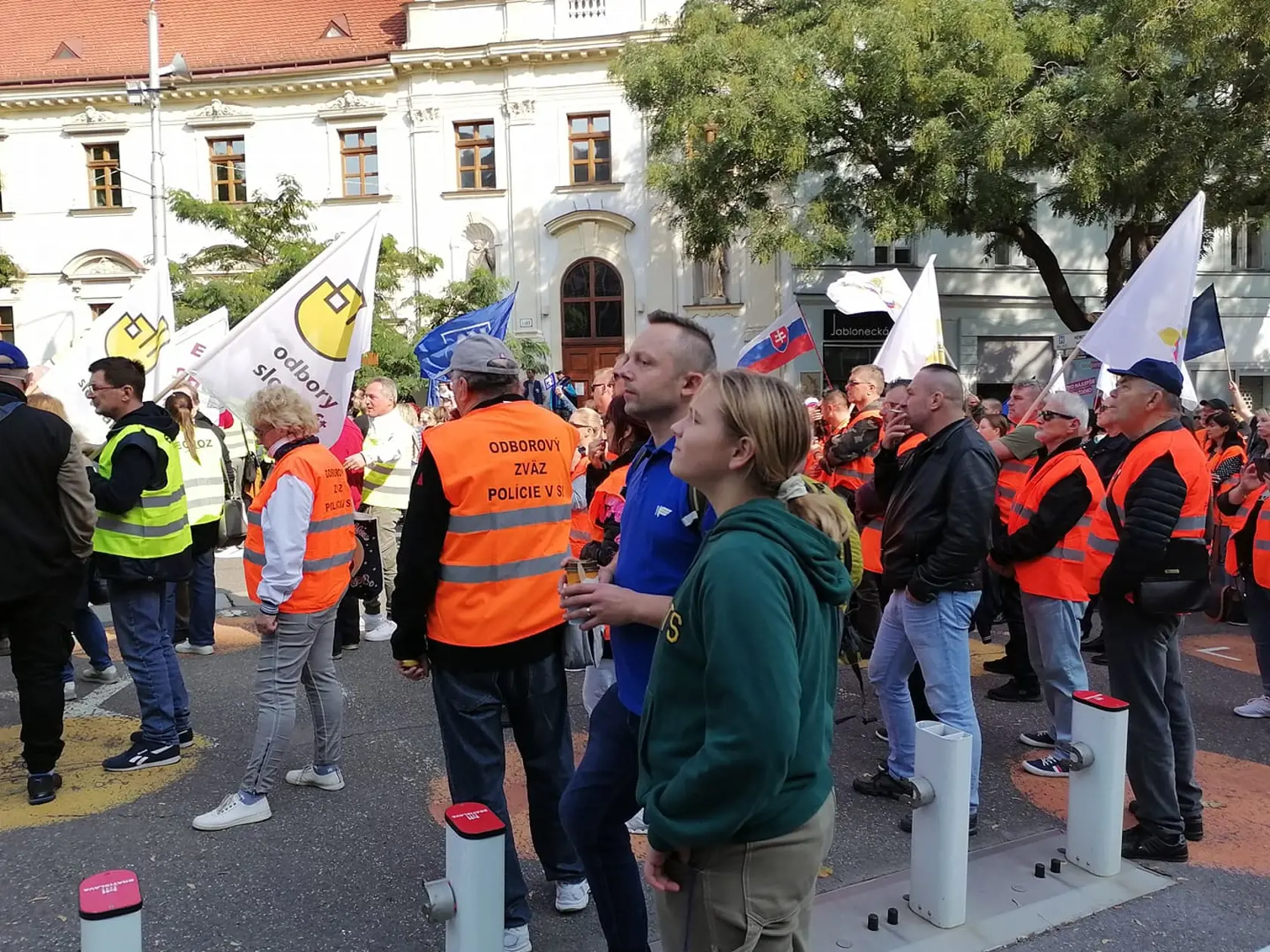 Stovky demonštrantov zaplnili Námestie SNP v Bratislave. Na proteste, ktorý organizuje KOZ SR protestujú proti energetickej chudobe.