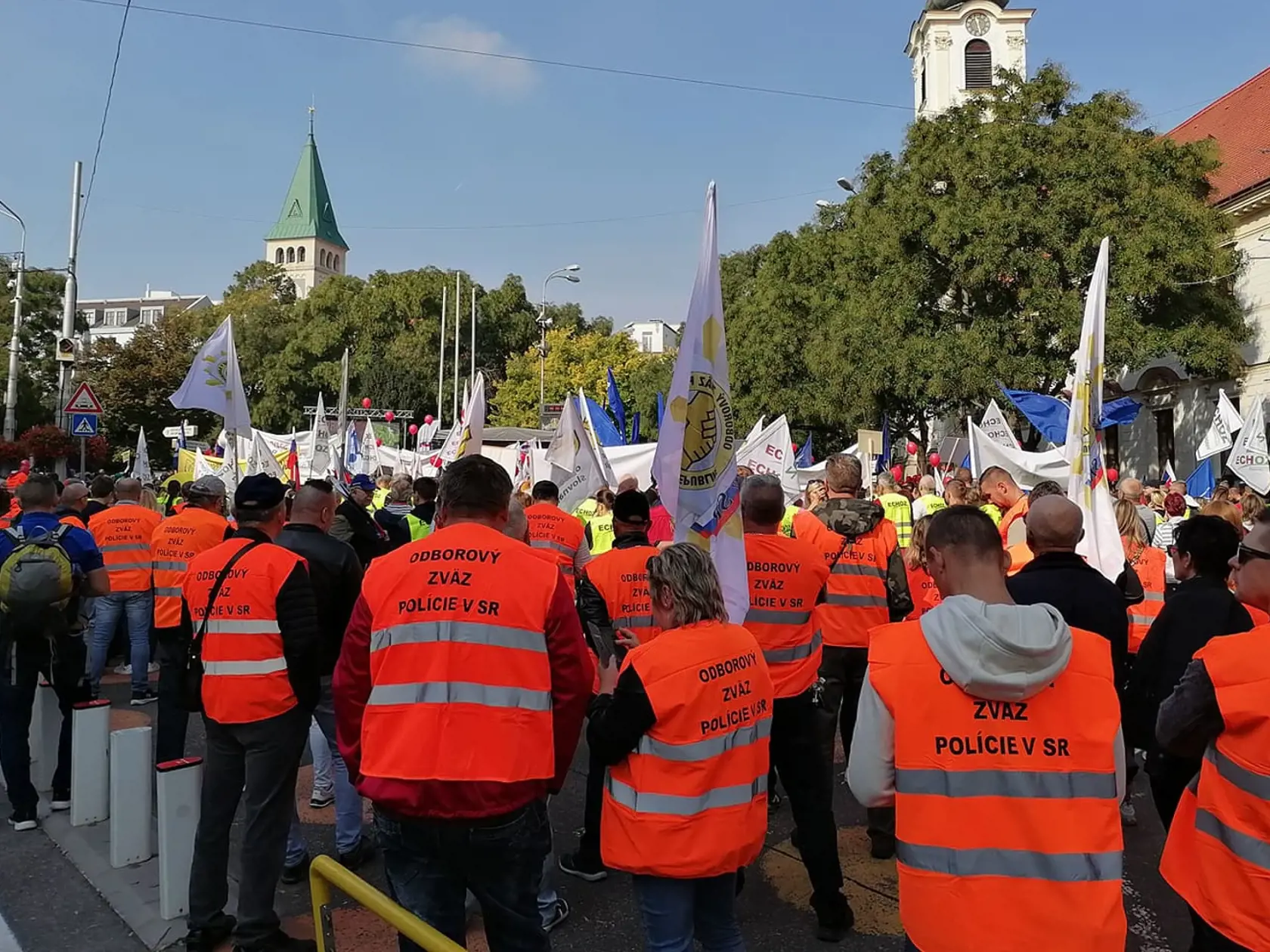 Stovky demonštrantov zaplnili Námestie SNP v Bratislave. Na proteste, ktorý organizuje KOZ SR protestujú proti energetickej chudobe.