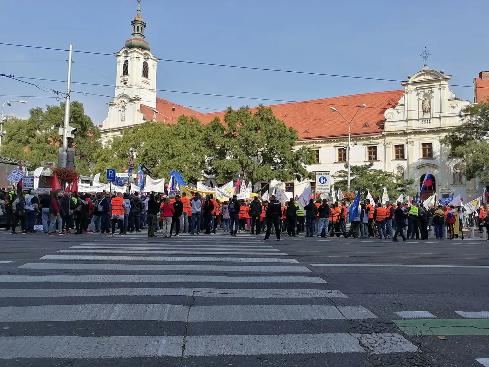 Stovky demonštrantov zaplnili Námestie SNP v Bratislave. Na proteste, ktorý organizuje KOZ SR protestujú proti energetickej chudobe.