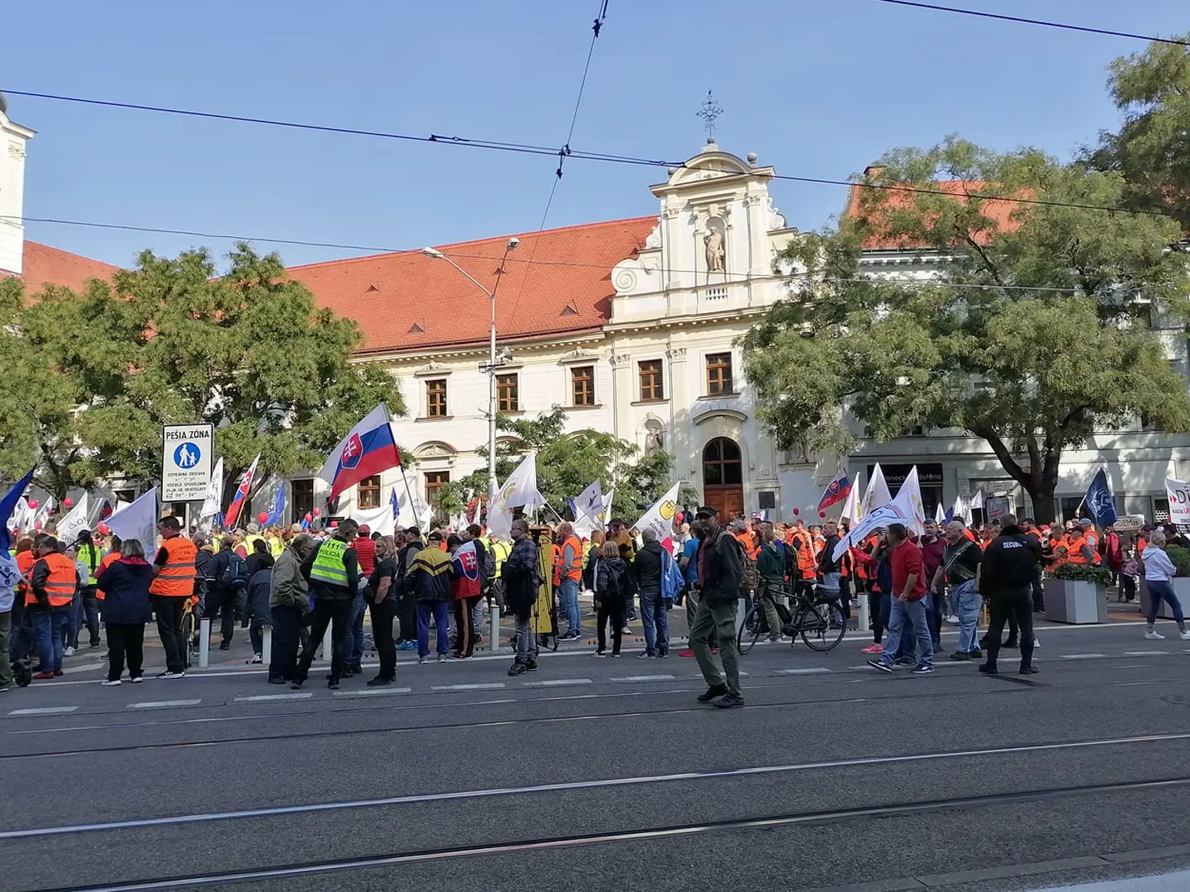 Stovky demonštrantov zaplnili Námestie SNP v Bratislave. Na proteste, ktorý organizuje KOZ SR protestujú proti energetickej chudobe.
