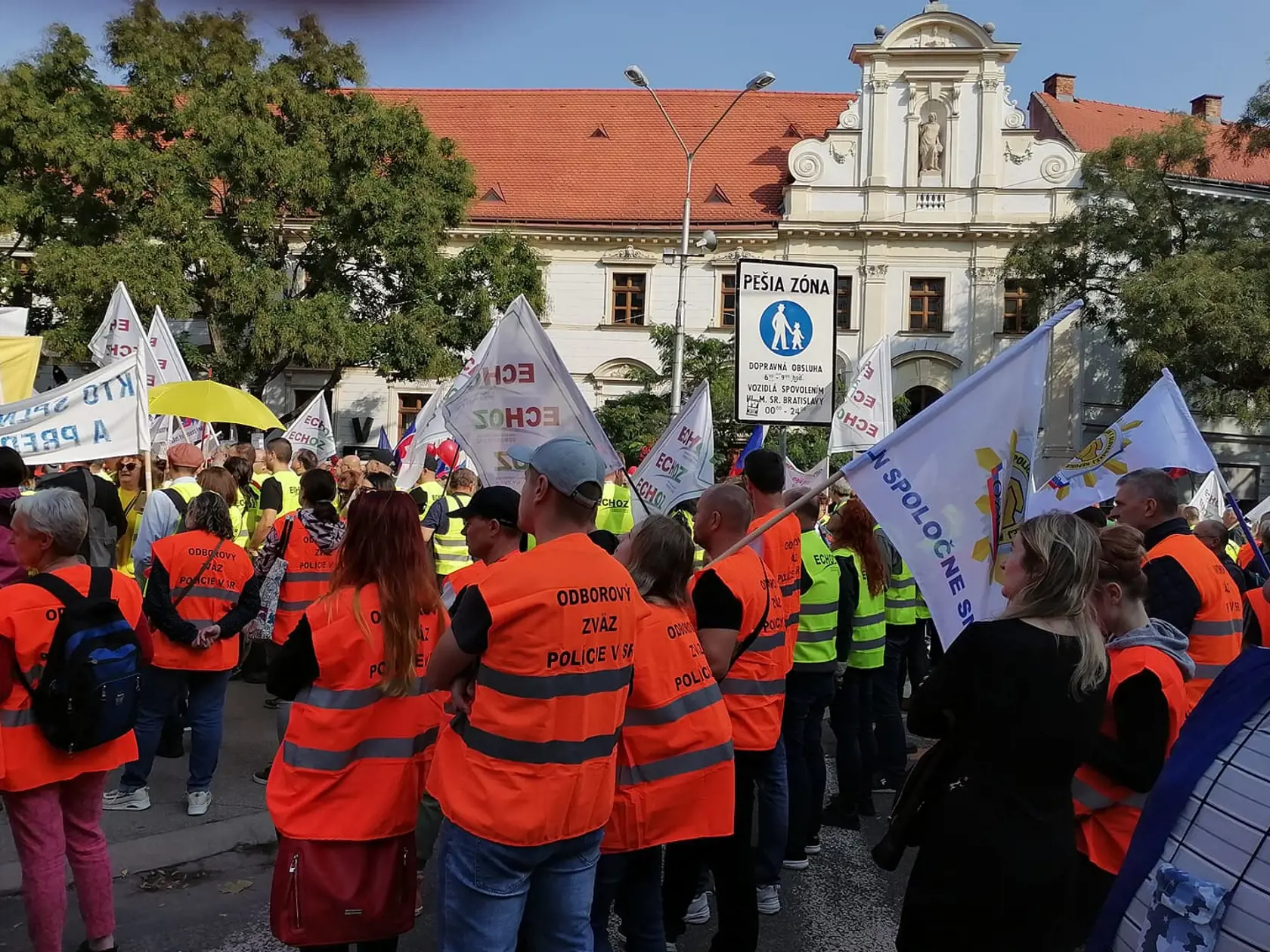 Stovky demonštrantov zaplnili Námestie SNP v Bratislave. Na proteste, ktorý organizuje KOZ SR protestujú proti energetickej chudobe.