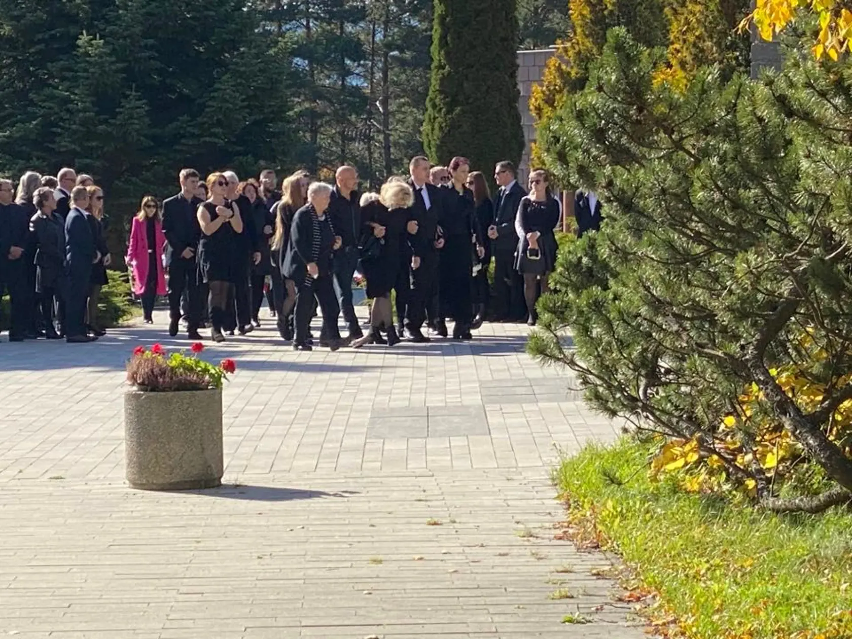 Najbližšia rodina tragicky zosnulej študentky Brone vchádza do obradnej siene.