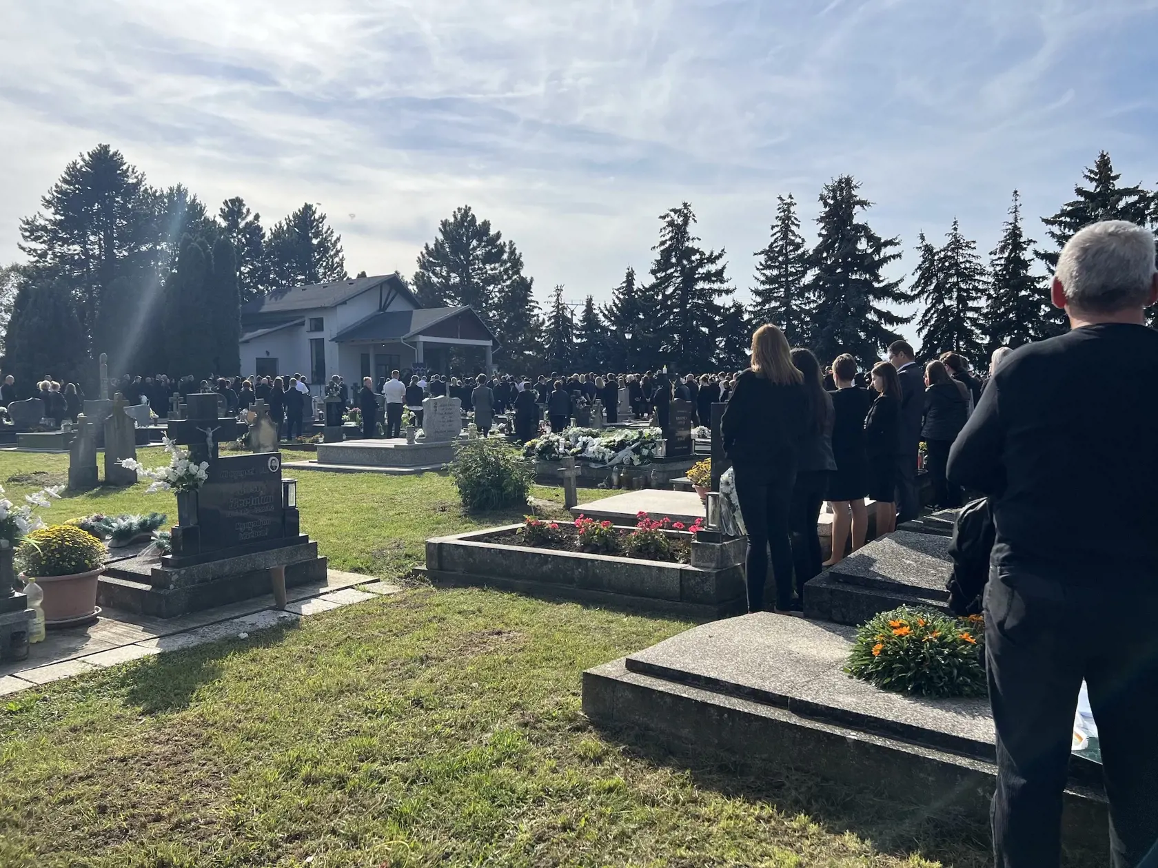 S Richardom sa rozlúčilo asi 600 ľudí.