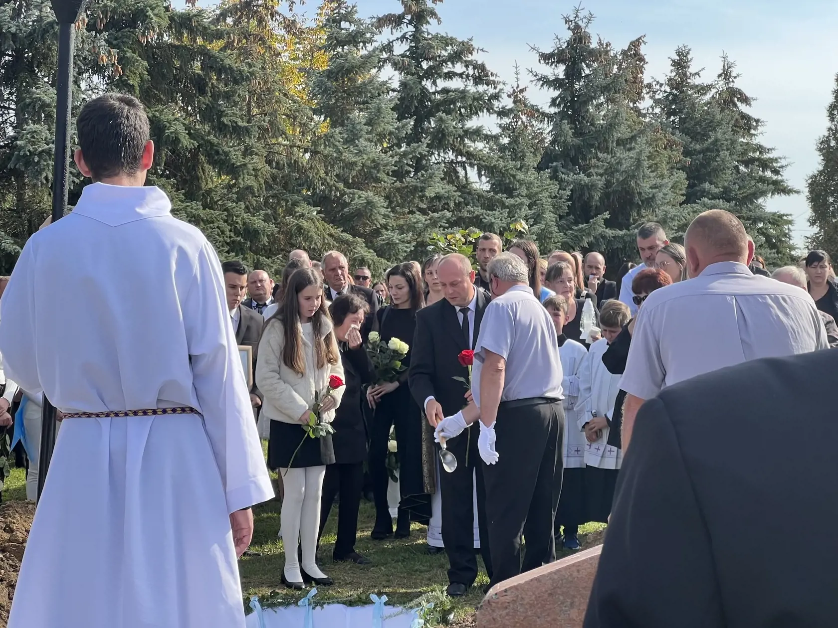 V popredí stál Richardov otec.