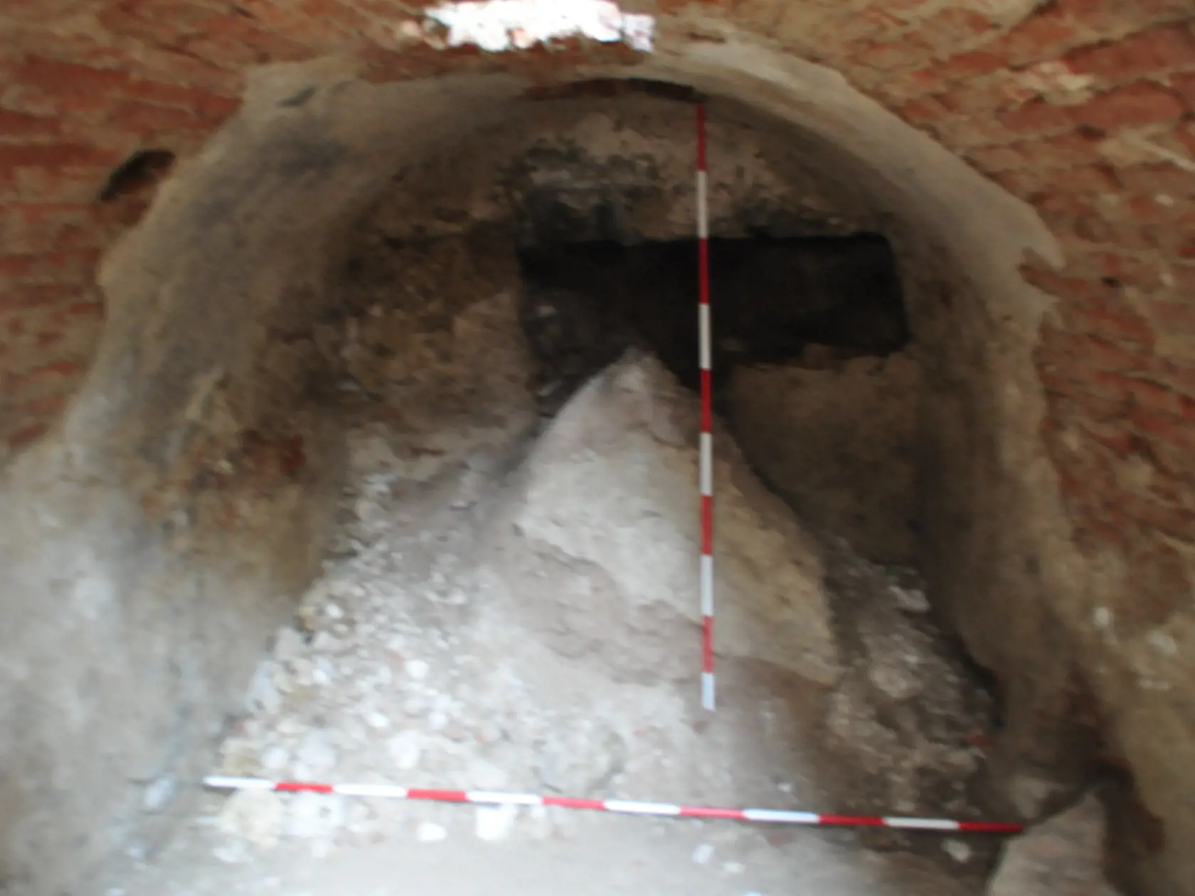 Úžasné nálezy objavili archeológovia aj pri odkrývaní krypty na Trenčianskom hrade.