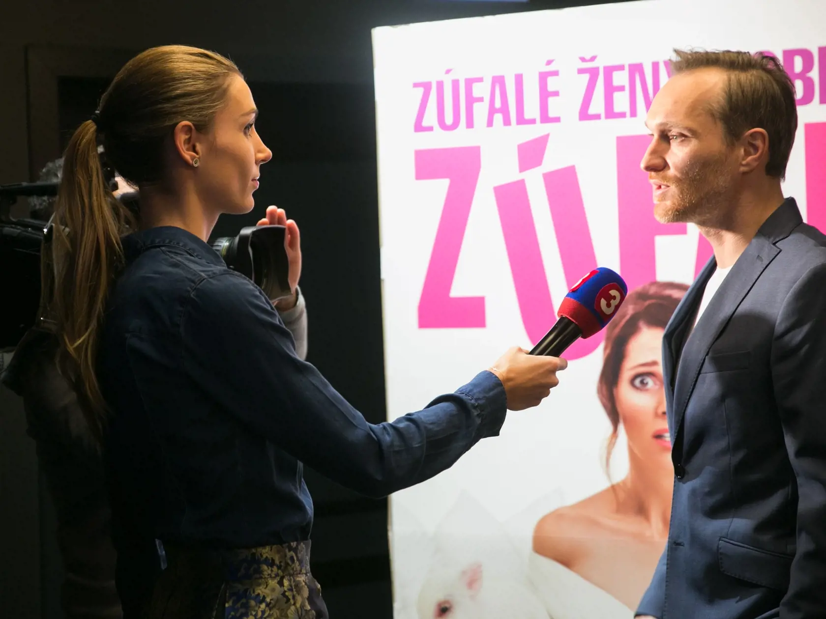 Simona Frantová spovedá na premiére filmu Zúfalé ženy robia zúfalé veci herca Mariána Mitaša.