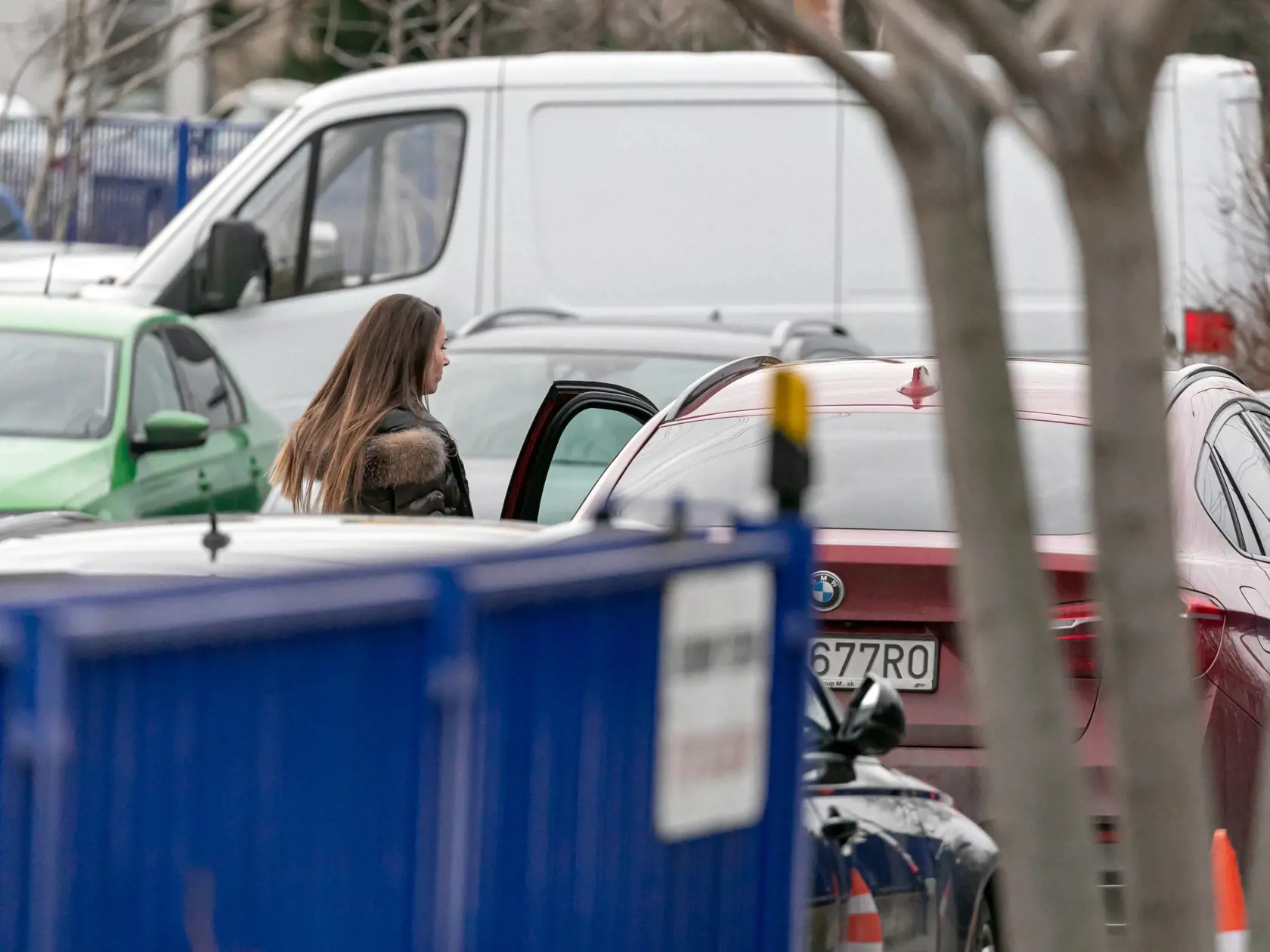 Na snímke je Simona Frantová ako odchádza z TA3 do nákupného centra aupark a následný odchod do Eurovea. 