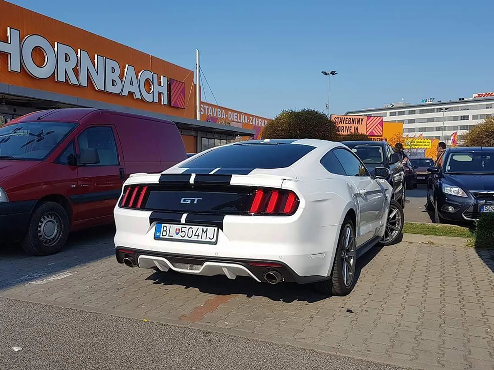 Predseda parlamentu SR Andrej Danko a jeho priatelka Simona Frantova zaparkovali pocas nakupovania v obchodnom dome Hornbach cez dve parkovacie miesta. Asi aby si Andrej Danko neoskrel svo novy Ford Mustang.