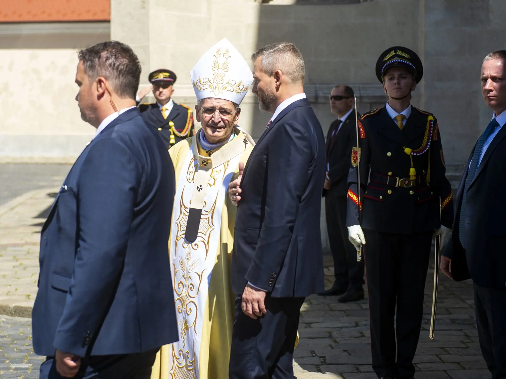 Na snímke uprostred nový prezident SR Peter Pellegrini sa lúči s rímskokatolíckym arcibiskupom, metropolitom Bratislavskej arcidiecézy Stanislavom Zvolenským (druhý zľava) pri odchode z Dómu svätého Martina po slávnostnej sv. omši Te Deum po jeho zložení sľubu prezidenta SR 15. júna 2024 v Bratislave. FOTO TASR - Jakub Kotian