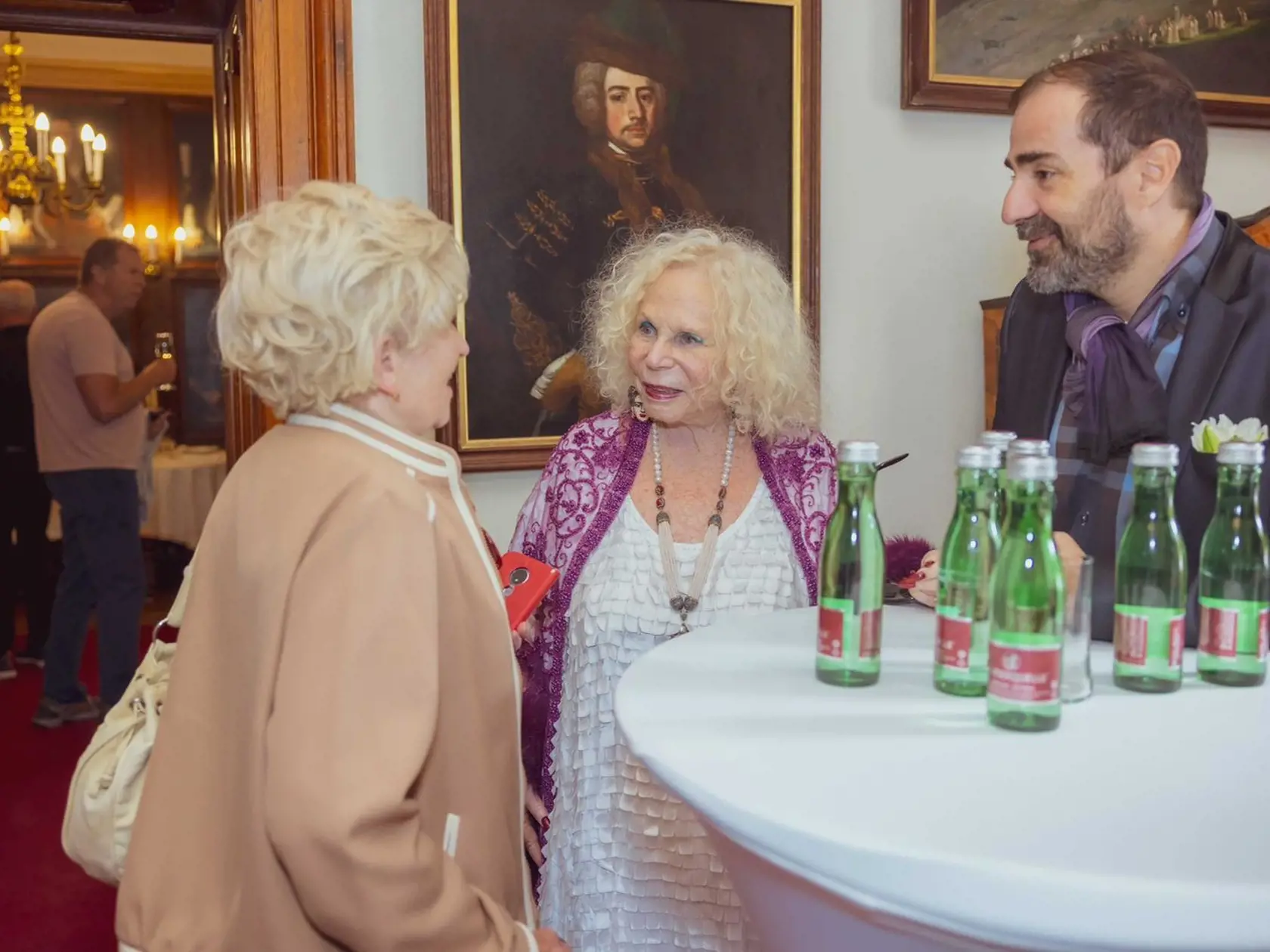 Yvonne Kálmán miluje napriek svojmu veku okázalosť a od okolia vyžaduje, aby sa k nej správalo ako k dáme.