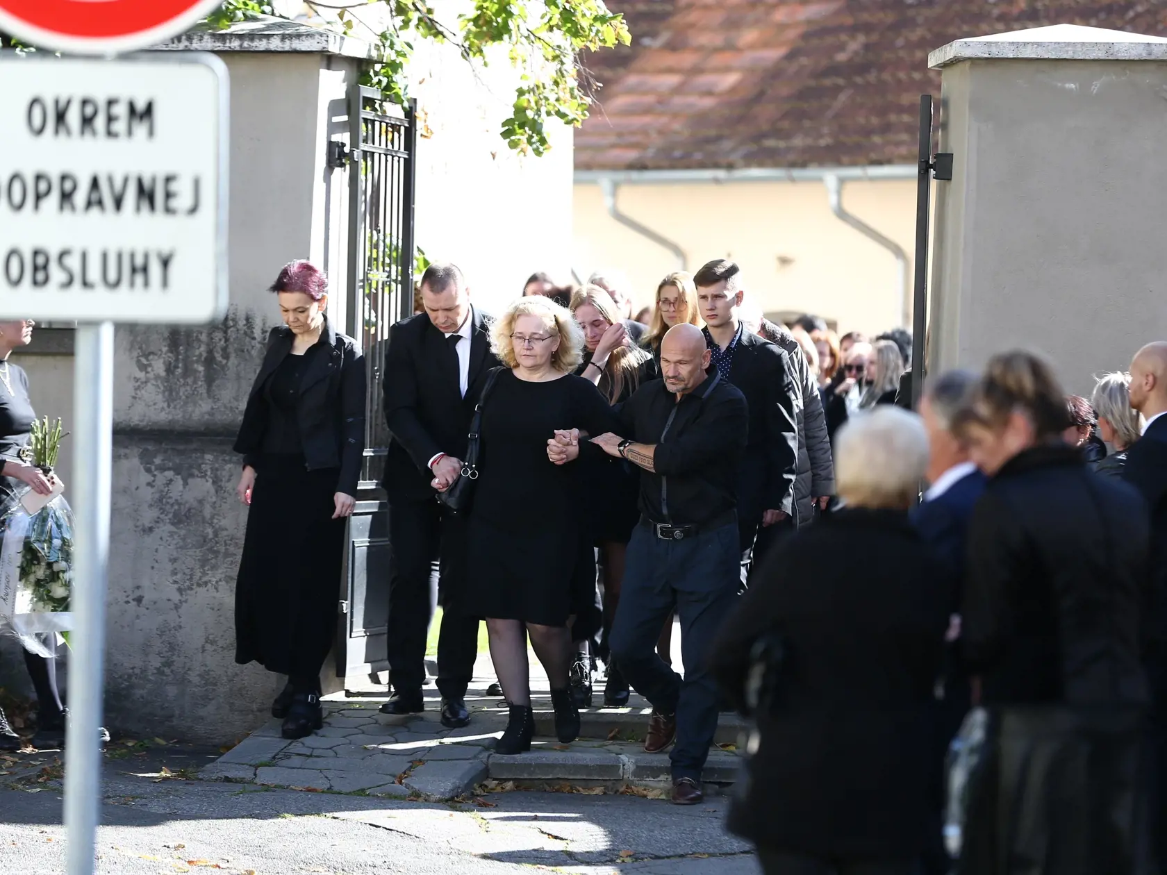 Posledná rozlúčka s nadanou študentkou Broňou. V sobotu (8.10.) sa rozlúčili rodiny Mareka a Brone so svojími milovanými deťmi, vnúčatami, a súrodencami. Ich mladé životy vyhasli vinou opitého vodiča.