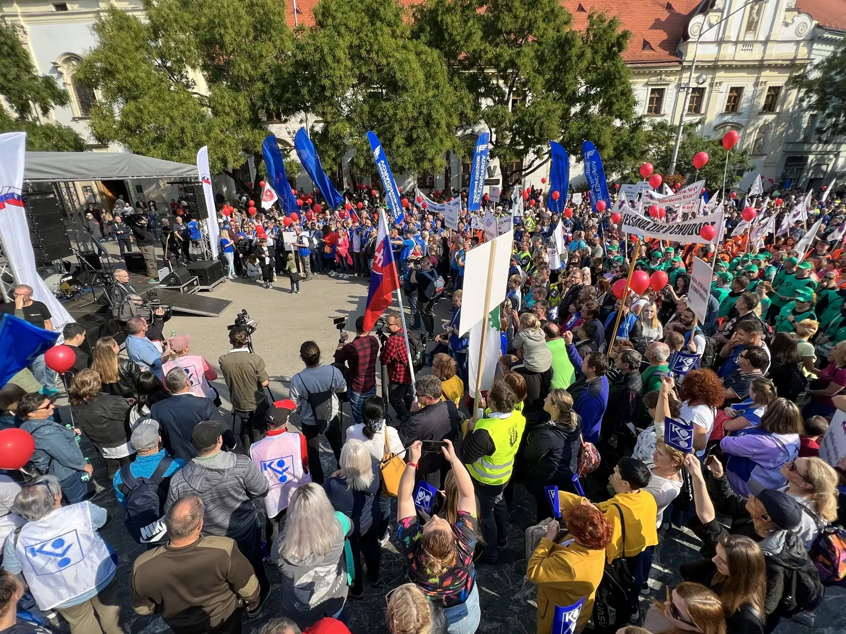 Na snímke účastníci demonštrácie Konfederácie odborových zväzov (KOZ) SR proti energetickej chudobe 8. októbra 2022 na Námestí SNP v Bratislave. FOTO TASR - Pavol Zachar