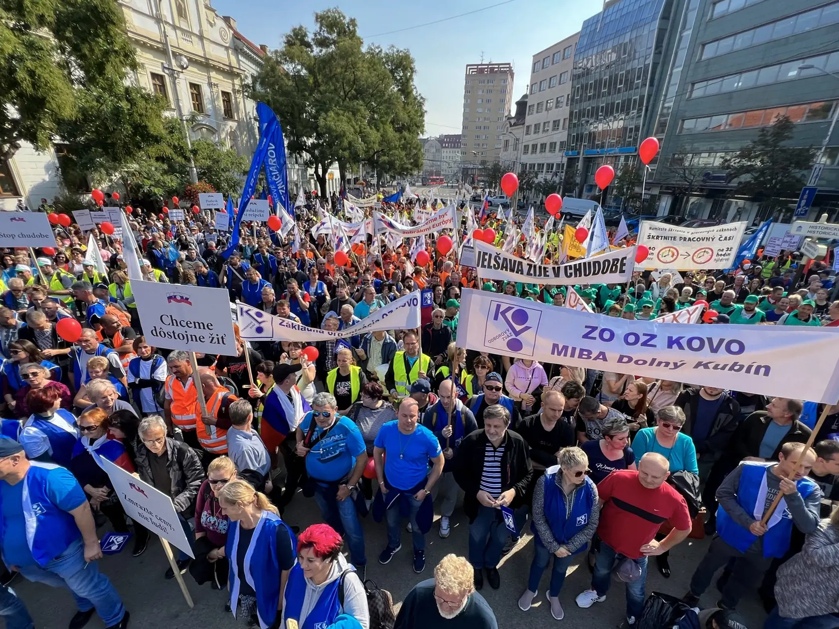 Na snímke účastníci demonštrácie Konfederácie odborových zväzov (KOZ) SR proti energetickej chudobe 8. októbra 2022 na Námestí SNP v Bratislave. FOTO TASR - Pavol Zachar