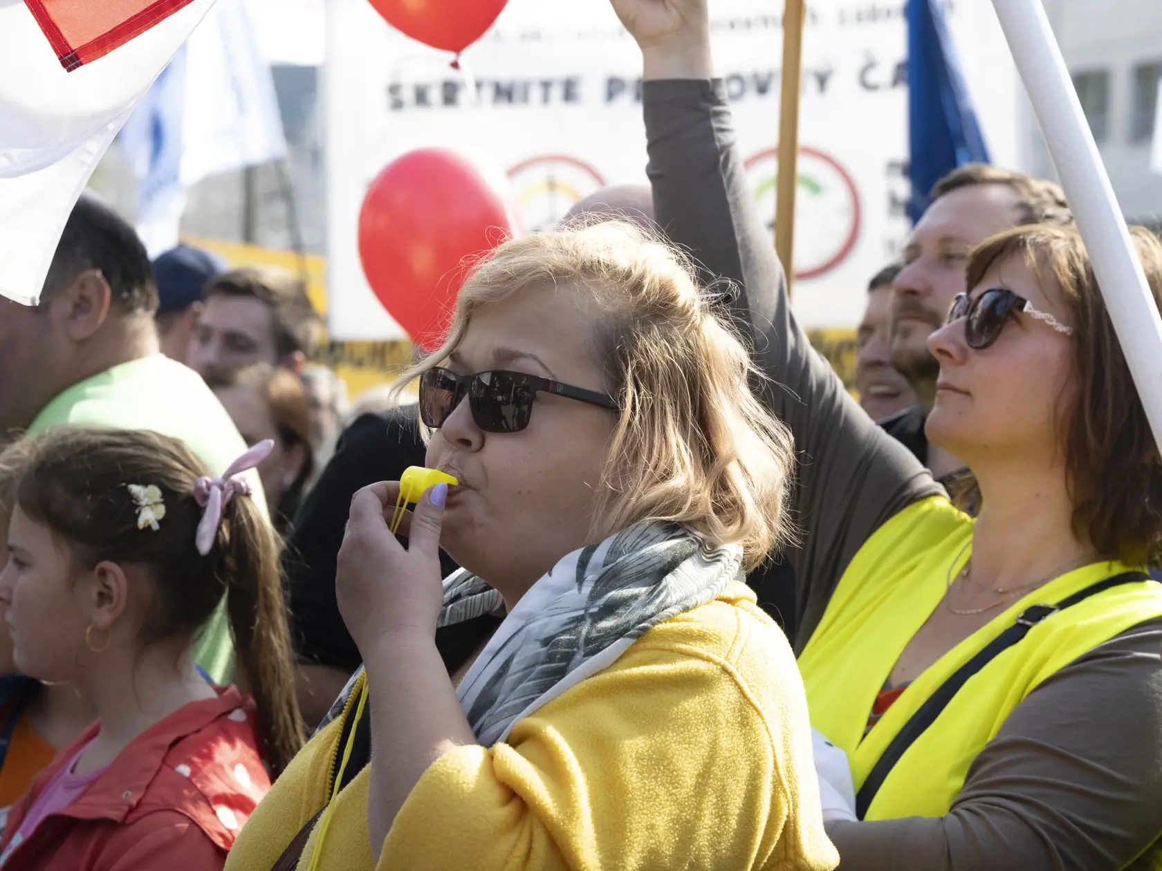 Niekoľko tisíc ľudí sa v sobotu 8. októbra 2022 zišlo na Námestí SNP v Bratislave na proteste Proti chudobe, ktorý organizuje Konfederácia odborových zväzov (KOZ) SR. Vládu a parlament vyzývajú, aby bezodkladne prijala opatrenia a kroky na riešenie energetickej a inflačnej krízy, poklesu životnej úrovne obyvateľov i stabilizáciu hospodárstva. Adresná pomoc občanom, samosprávam, podnikom je podľa nich nedostatočná, pripomínajú lepšiu pomoc v iných krajinách.  FOTO TASR - Pavel Neubauer