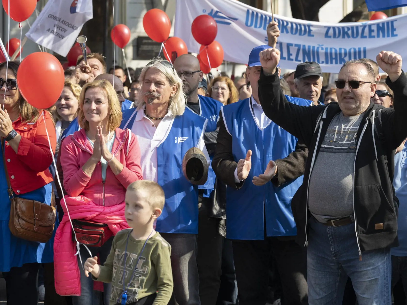 Niekoľko tisíc ľudí sa v sobotu 8. októbra 2022 zišlo na Námestí SNP v Bratislave na proteste Proti chudobe, ktorý organizuje Konfederácia odborových zväzov (KOZ) SR. Vládu a parlament vyzývajú, aby bezodkladne prijala opatrenia a kroky na riešenie energetickej a inflačnej krízy, poklesu životnej úrovne obyvateľov i stabilizáciu hospodárstva. Adresná pomoc občanom, samosprávam, podnikom je podľa nich nedostatočná, pripomínajú lepšiu pomoc v iných krajinách.  FOTO TASR - Pavel Neubauer