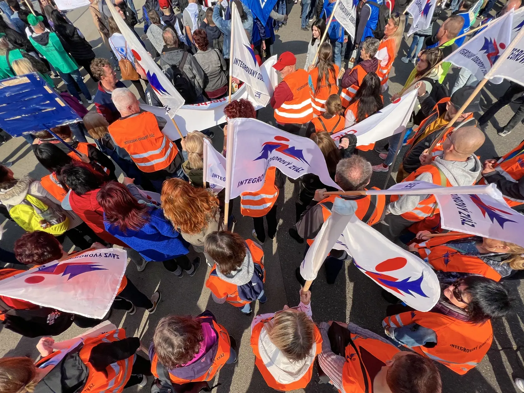 Na snímke účastníci demonštrácie Konfederácie odborových zväzov (KOZ) SR proti energetickej chudobe 8. októbra 2022 na Námestí SNP v Bratislave. FOTO TASR - Pavol Zachar