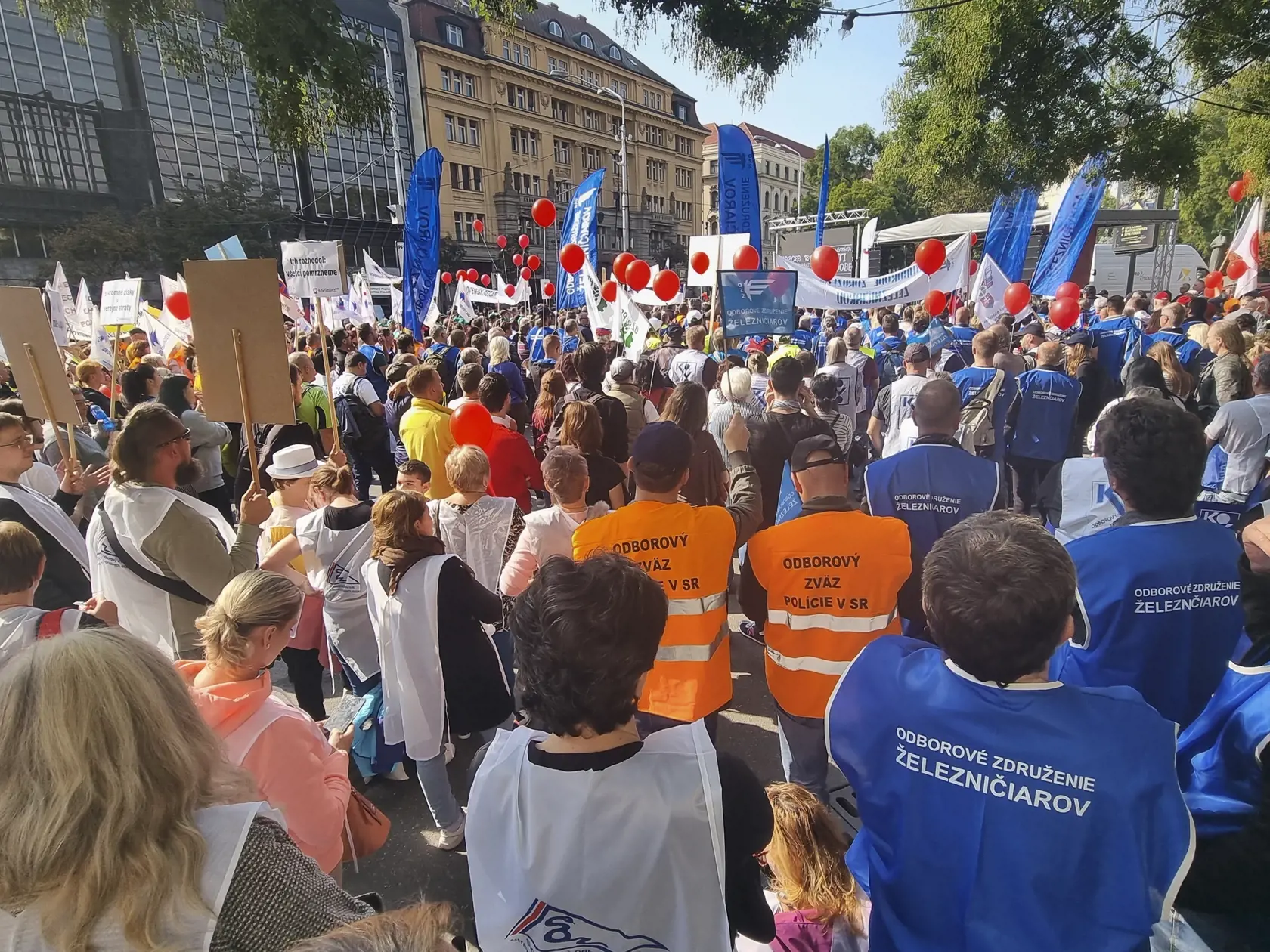 Niekoľko tisíc ľudí sa v sobotu 8. októbra 2022 zišlo na Námestí SNP v Bratislave na proteste Proti chudobe, ktorý organizuje Konfederácia odborových zväzov (KOZ) SR. Vládu a parlament vyzývajú, aby bezodkladne prijala opatrenia a kroky na riešenie energetickej a inflačnej krízy, poklesu životnej úrovne obyvateľov i stabilizáciu hospodárstva. Adresná pomoc občanom, samosprávam, podnikom je podľa nich nedostatočná, pripomínajú lepšiu pomoc v iných krajinách.  FOTO TASR - Pavel Neubauer