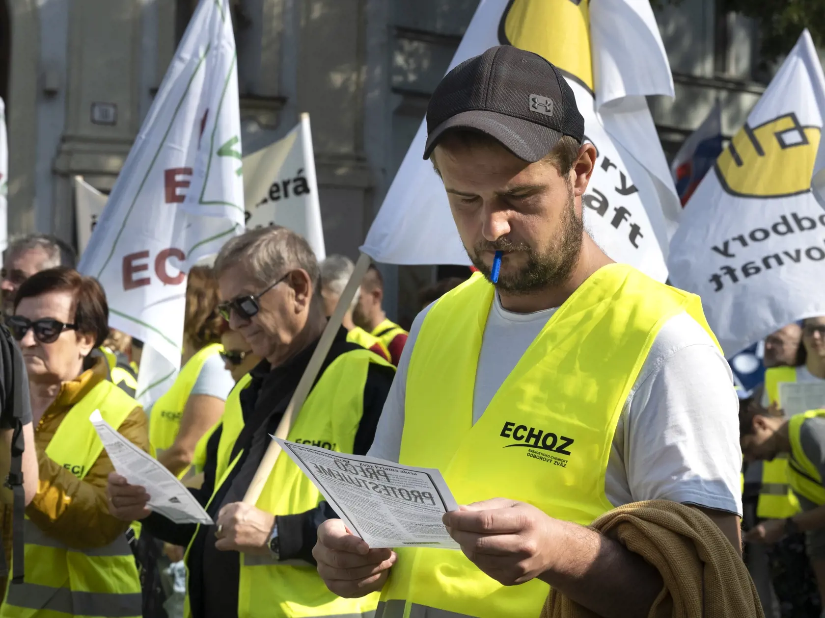 Niekoľko tisíc ľudí sa v sobotu 8. októbra 2022 zišlo na Námestí SNP v Bratislave na proteste Proti chudobe, ktorý organizuje Konfederácia odborových zväzov (KOZ) SR. Vládu a parlament vyzývajú, aby bezodkladne prijala opatrenia a kroky na riešenie energetickej a inflačnej krízy, poklesu životnej úrovne obyvateľov i stabilizáciu hospodárstva. Adresná pomoc občanom, samosprávam, podnikom je podľa nich nedostatočná, pripomínajú lepšiu pomoc v iných krajinách.  FOTO TASR - Pavel Neubauer
