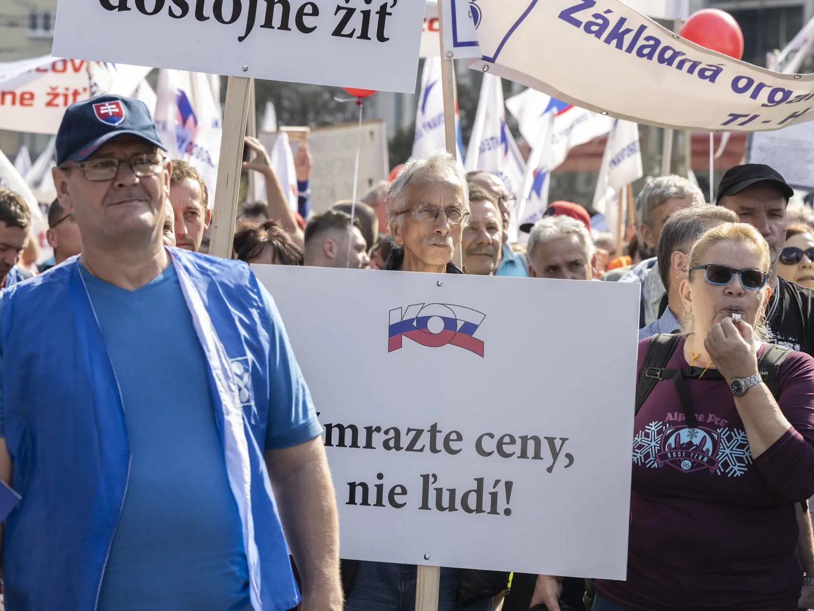 Niekoľko tisíc ľudí sa v sobotu 8. októbra 2022 zišlo na Námestí SNP v Bratislave na proteste Proti chudobe, ktorý organizuje Konfederácia odborových zväzov (KOZ) SR. Vládu a parlament vyzývajú, aby bezodkladne prijala opatrenia a kroky na riešenie energetickej a inflačnej krízy, poklesu životnej úrovne obyvateľov i stabilizáciu hospodárstva. Adresná pomoc občanom, samosprávam, podnikom je podľa nich nedostatočná, pripomínajú lepšiu pomoc v iných krajinách.  FOTO TASR - Pavel Neubauer