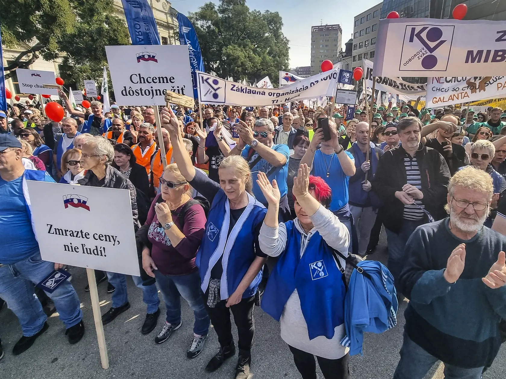 Niekoľko tisíc ľudí sa v sobotu 8. októbra 2022 zišlo na Námestí SNP v Bratislave na proteste Proti chudobe, ktorý organizuje Konfederácia odborových zväzov (KOZ) SR. Vládu a parlament vyzývajú, aby bezodkladne prijala opatrenia a kroky na riešenie energetickej a inflačnej krízy, poklesu životnej úrovne obyvateľov i stabilizáciu hospodárstva. Adresná pomoc občanom, samosprávam, podnikom je podľa nich nedostatočná, pripomínajú lepšiu pomoc v iných krajinách.  FOTO TASR - Pavel Neubauer