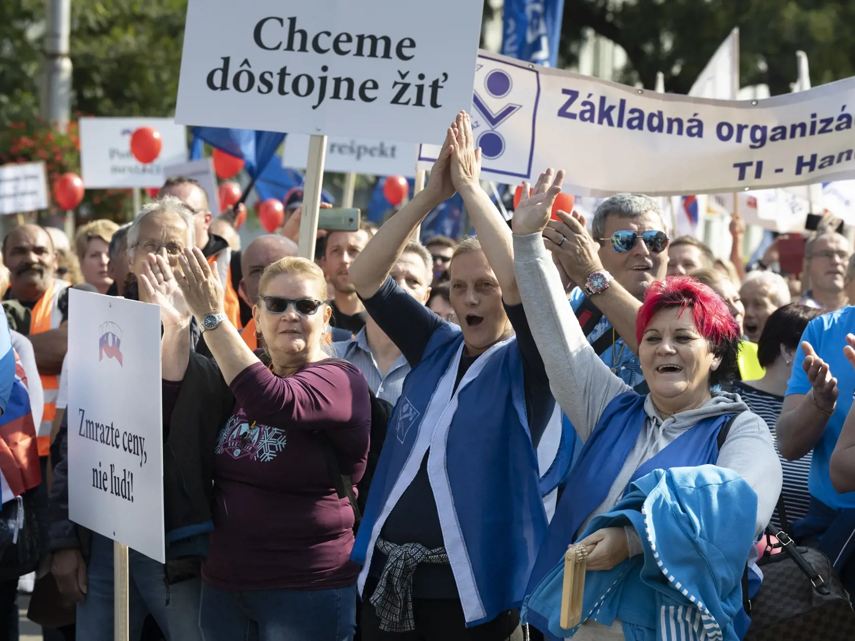 Niekoľko tisíc ľudí sa v sobotu 8. októbra 2022 zišlo na Námestí SNP v Bratislave na proteste Proti chudobe, ktorý organizuje Konfederácia odborových zväzov (KOZ) SR. Vládu a parlament vyzývajú, aby bezodkladne prijala opatrenia a kroky na riešenie energetickej a inflačnej krízy, poklesu životnej úrovne obyvateľov i stabilizáciu hospodárstva. Adresná pomoc občanom, samosprávam, podnikom je podľa nich nedostatočná, pripomínajú lepšiu pomoc v iných krajinách.  FOTO TASR - Pavel Neubauer