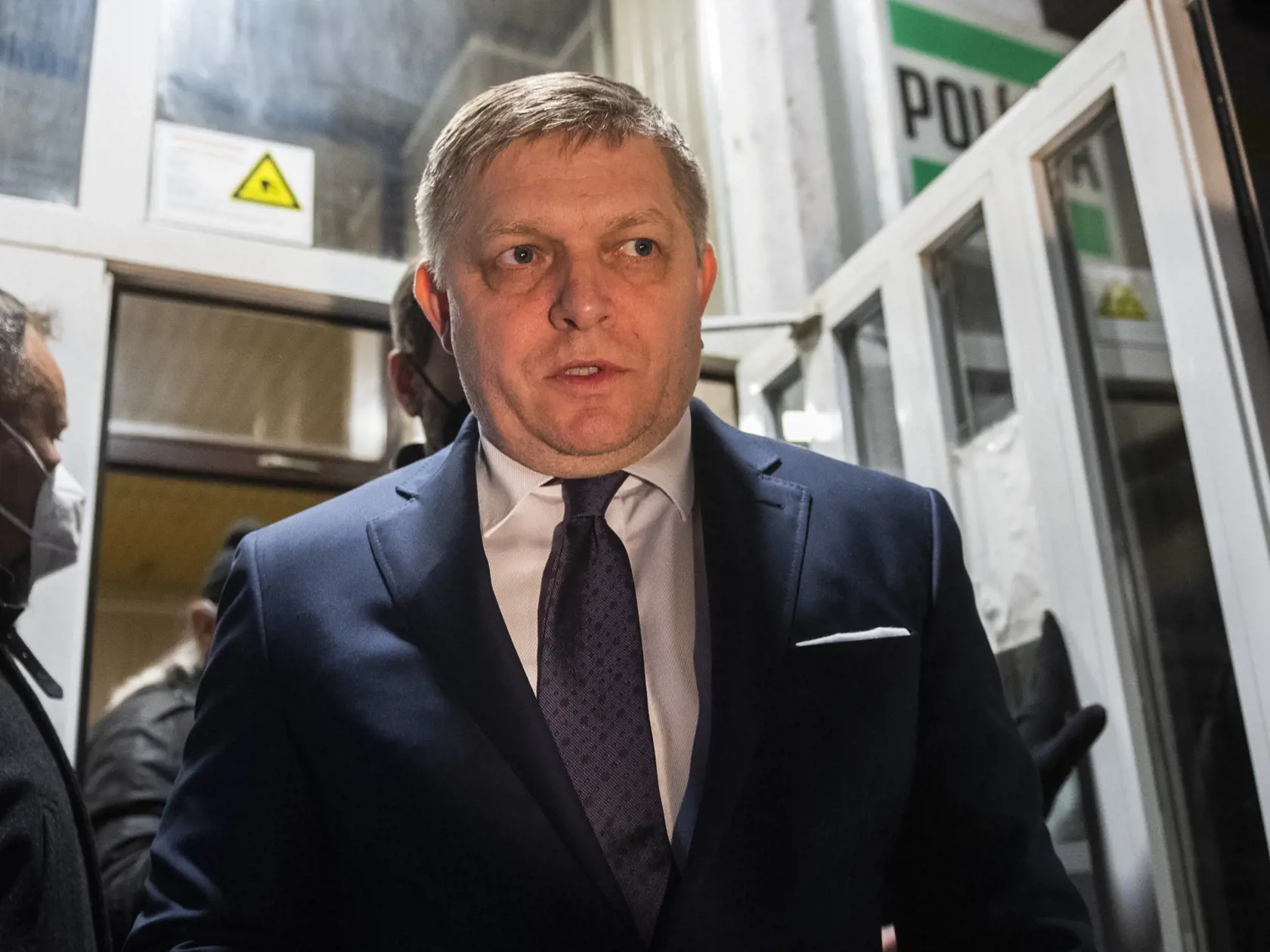 Na snímke predseda opozičného Smeru-SD Robert Fico opúšťa policajnú stanicu po predvedení na základe dožiadania orgánu činného v trestnom konaní (OČTK) v Bratislave 16. decembra 2021. FOTO TASR - Jaroslav Novák
