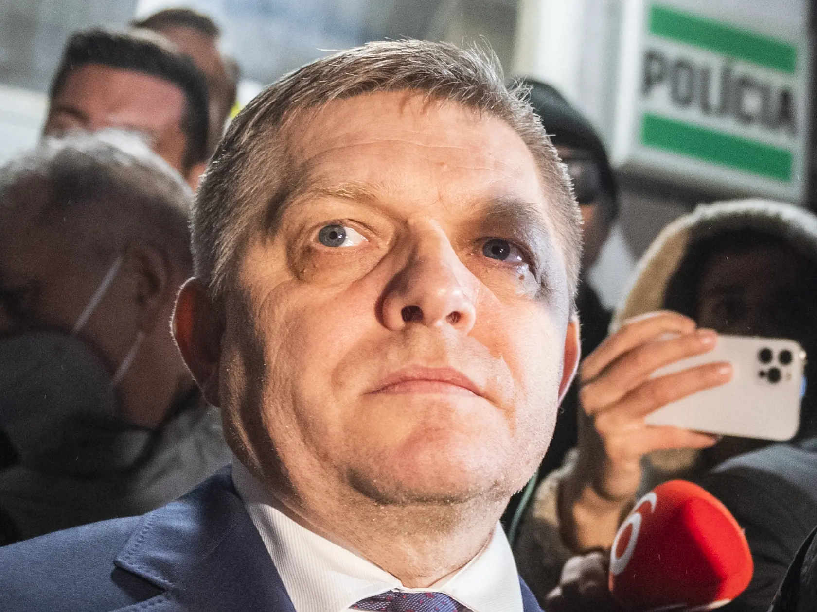 Na snímke predseda opozičného Smeru-SD Robert Fico opúšťa policajnú stanicu po predvedení na základe dožiadania orgánu činného v trestnom konaní (OČTK) v Bratislave 16. decembra 2021. FOTO TASR - Jaroslav Novák