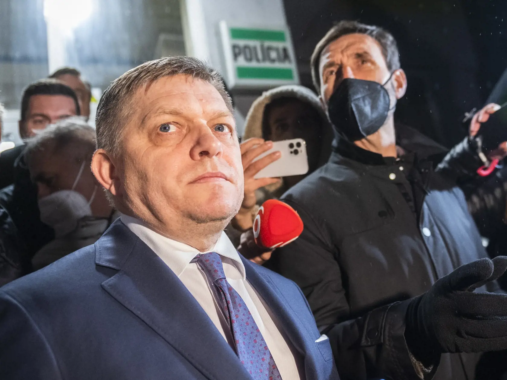 Na snímke predseda opozičného Smeru-SD Robert Fico opúšťa policajnú stanicu po predvedení na základe dožiadania orgánu činného v trestnom konaní (OČTK) v Bratislave 16. decembra 2021. FOTO TASR - Jaroslav Novák