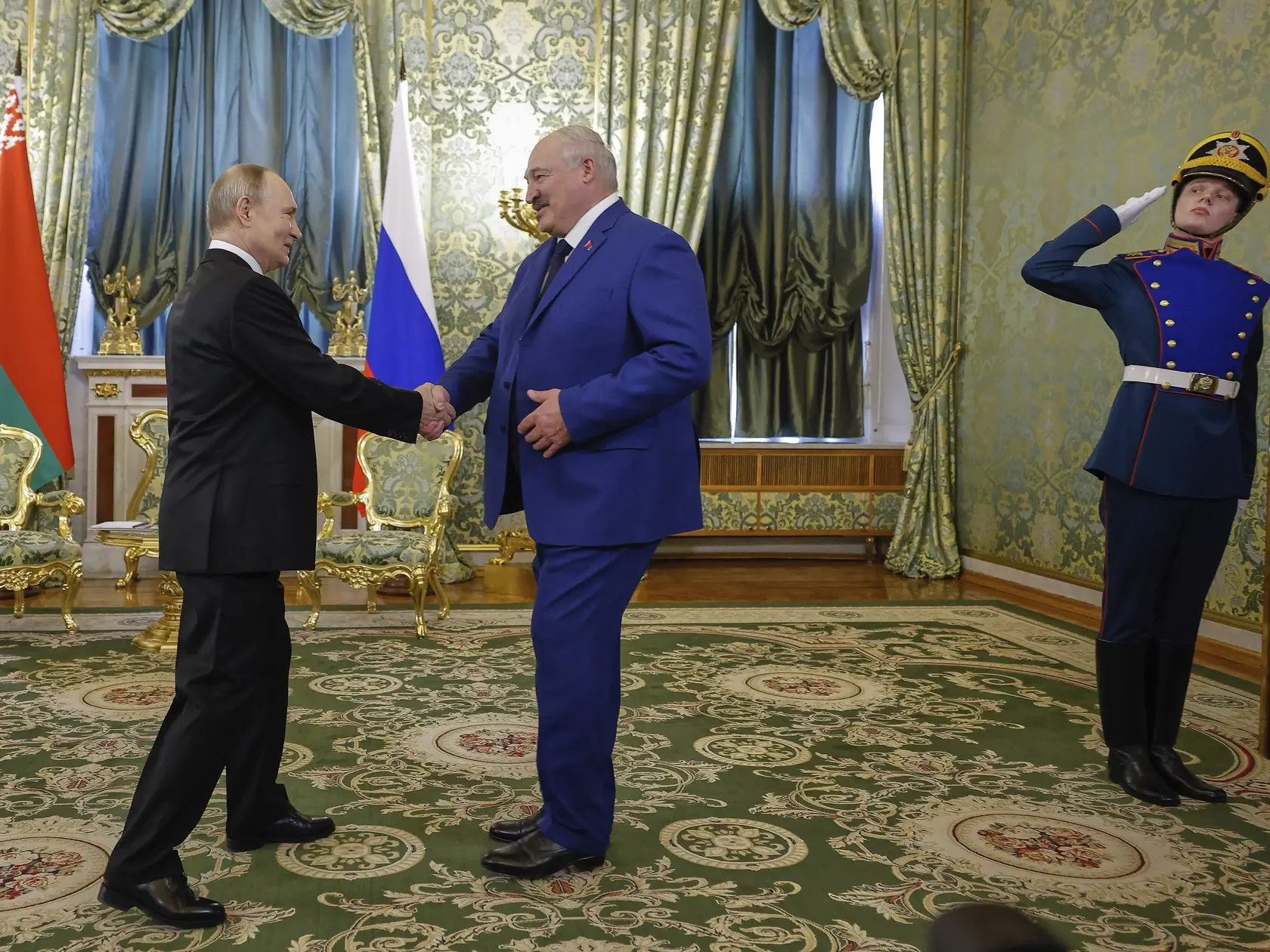 Ruský prezident Vladimir Putin (vľavo) si podáva ruku s bieloruským prezidentom  Alexandrom Lukašenkom počas ich stretnutia v Kremli v Moskve 13. marca 2025.