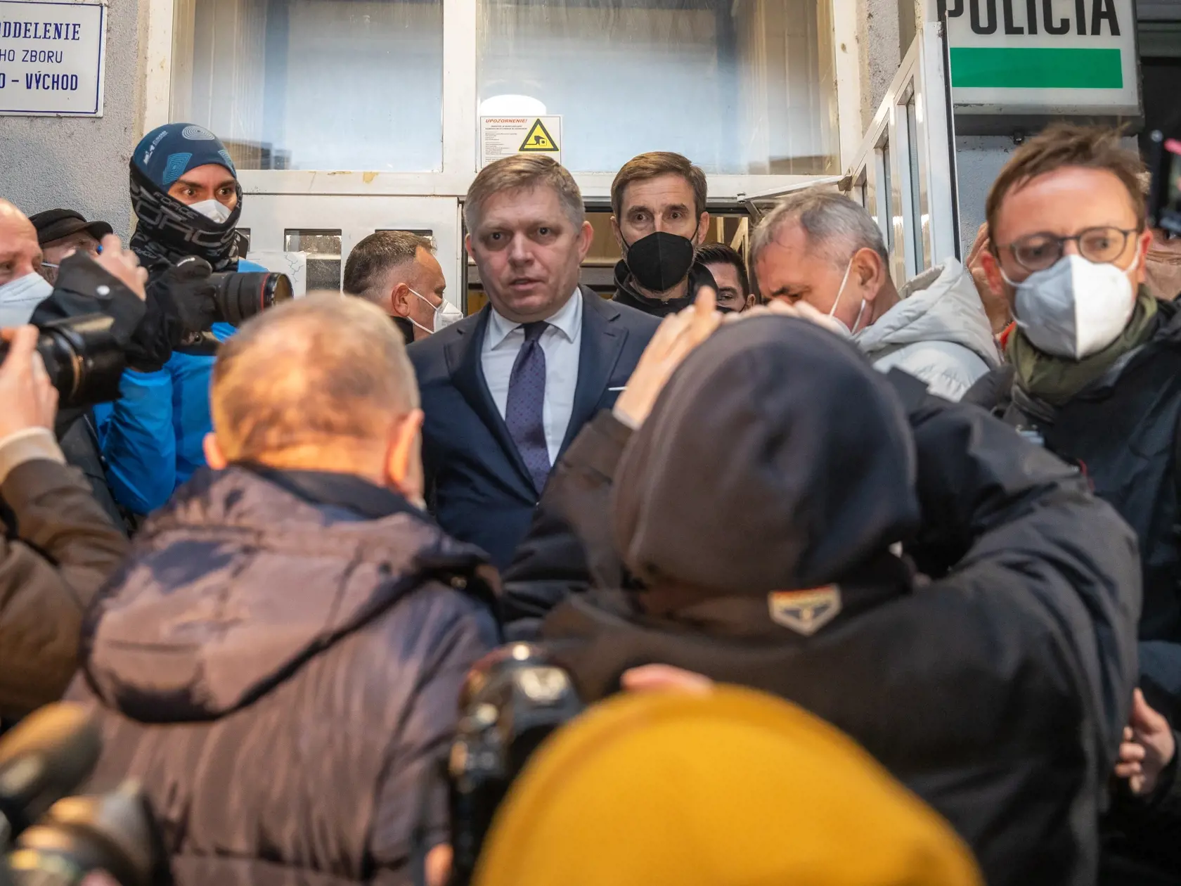 Na snímke je predseda opozičného Smeru-SD Robert Fico po opustení policajnej stanice ktorého polícia zadržala po tom, čo zvolal protestný sprievod počas lockdownu.