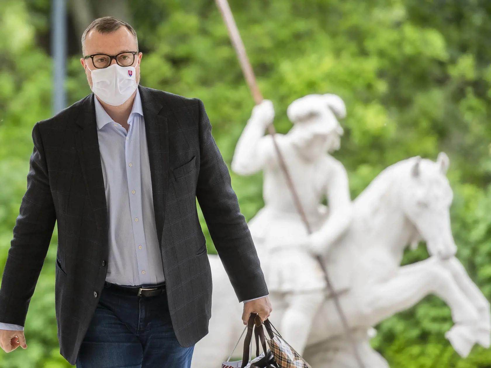 Na snímke minister práce, sociálnych vecí a rodiny SR Milan Krajniak (Sme rodina) prichádza na 18. rokovanie vlády SR v Bratislave 11. mája 2020. FOTO TASR - Jaroslav Novák