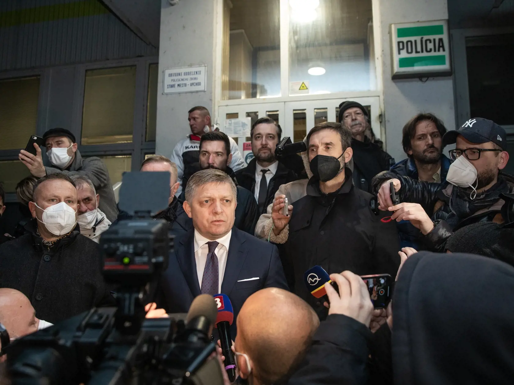 Na snímke je predseda opozičného Smeru-SD Robert Fico po opustení policajnej stanice. Roberta Fica polícia zadržala po tom, čo zvolal protestný sprievod počas lockdownu.