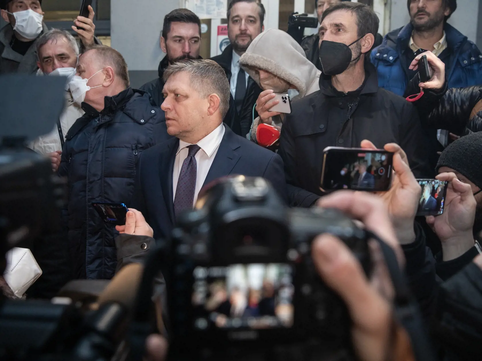 Na snímke je predseda opozičného Smeru-SD Robert Fico po opustení policajnej stanice. Roberta Fica polícia zadržala po tom, čo zvolal protestný sprievod počas lockdownu.