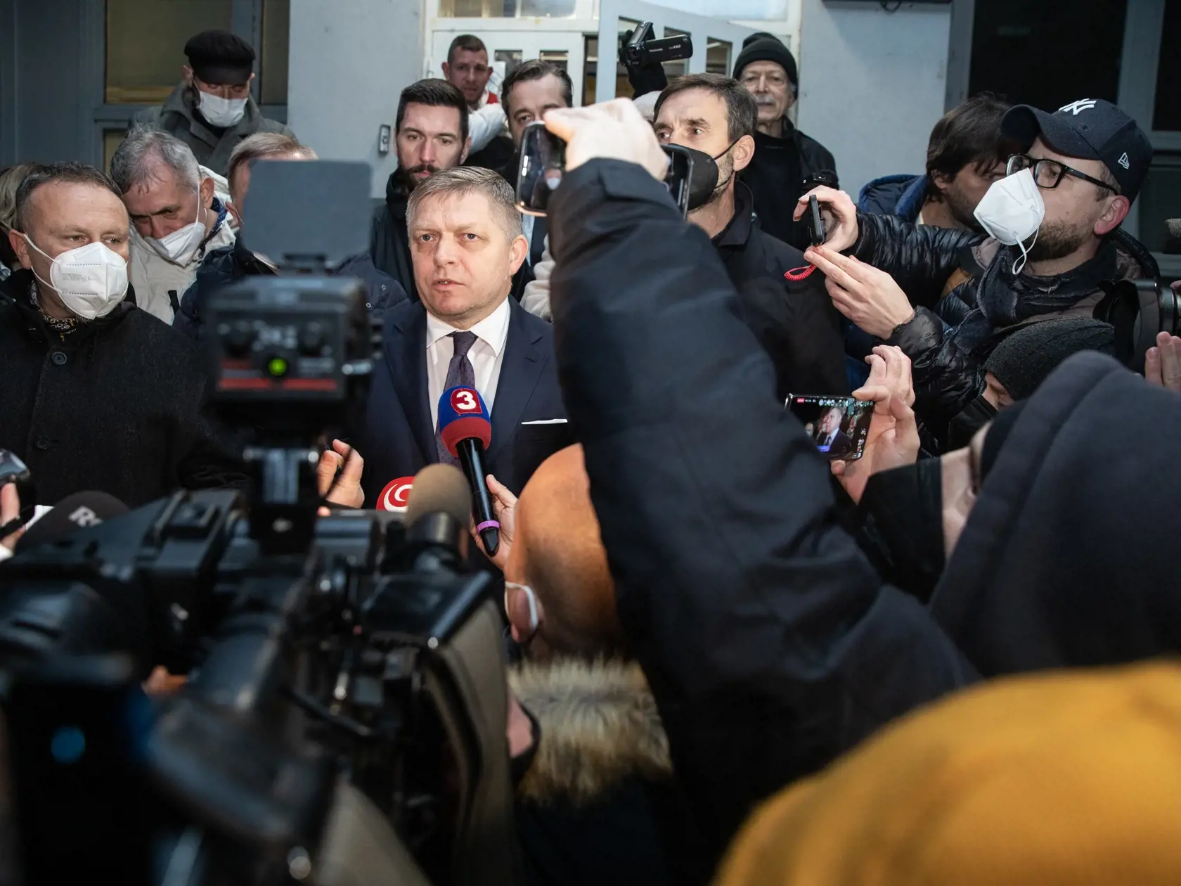 Na snímke je predseda opozičného Smeru-SD Robert Fico po opustení policajnej stanice. Roberta Fica polícia zadržala po tom, čo zvolal protestný sprievod počas lockdownu.