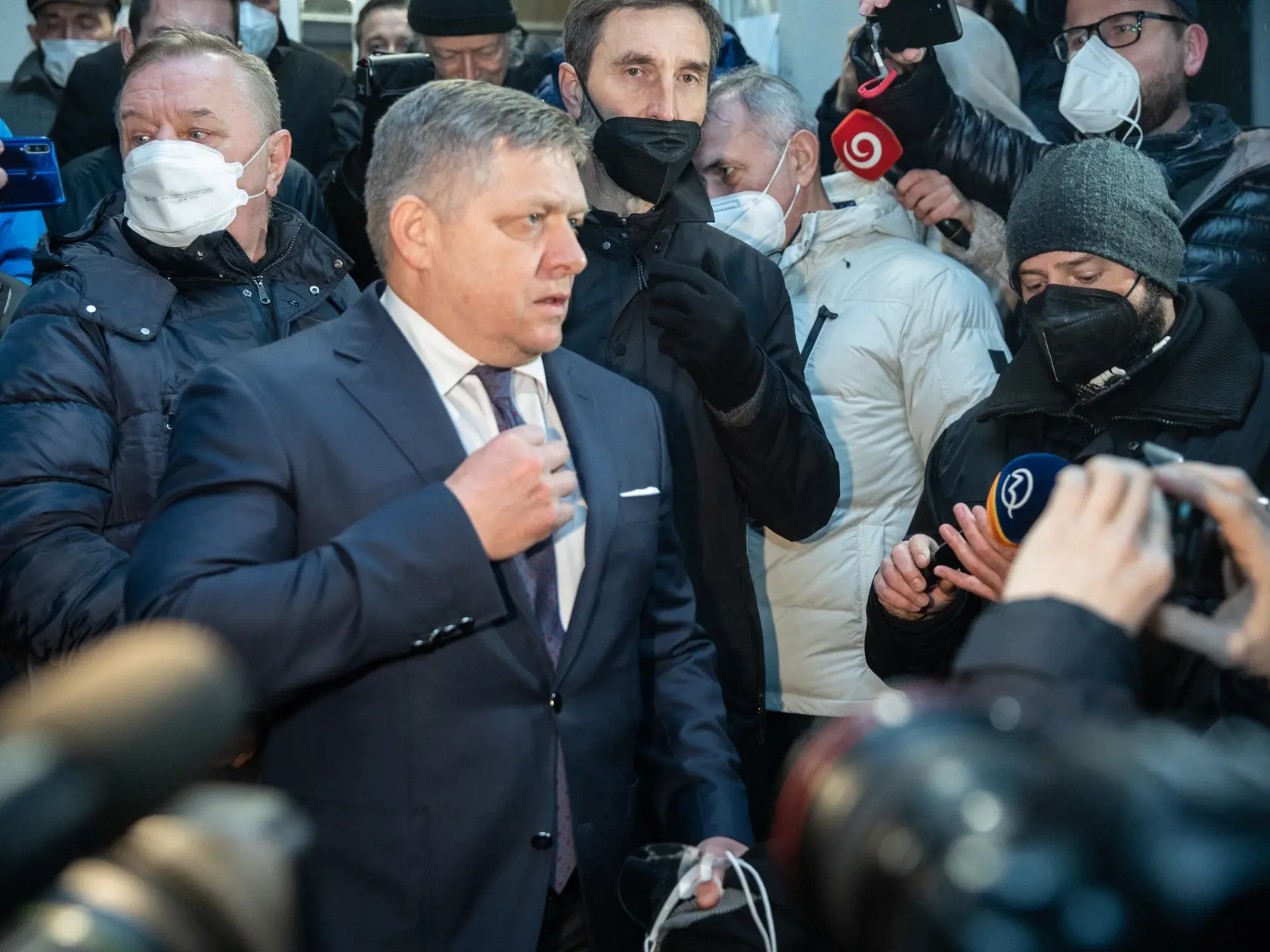 Na snímke je predseda opozičného Smeru-SD Robert Fico po opustení policajnej stanice ktorého polícia zadržala po tom, čo zvolal protestný sprievod počas lockdownu.