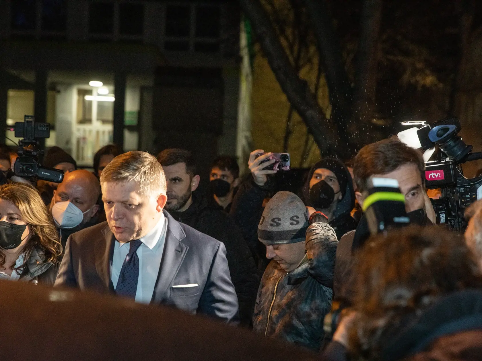 Na snímke je predseda opozičného Smeru-SD Robert Fico po opustení policajnej stanice. Roberta Fica polícia zadržala po tom, čo zvolal protestný sprievod počas lockdownu.