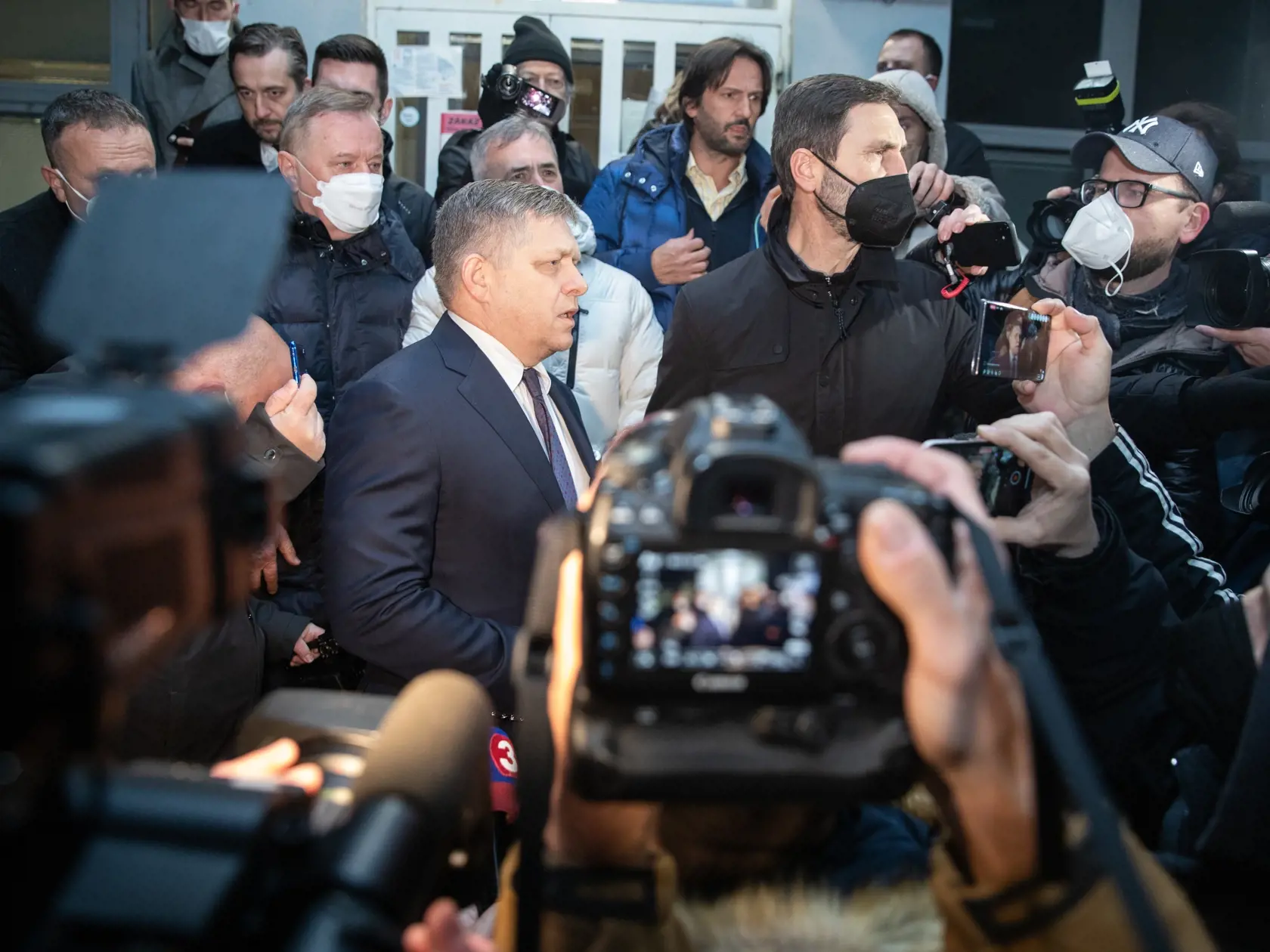 Na snímke je predseda opozičného Smeru-SD Robert Fico po opustení policajnej stanice ktorého polícia zadržala po tom, čo zvolal protestný sprievod počas lockdownu.