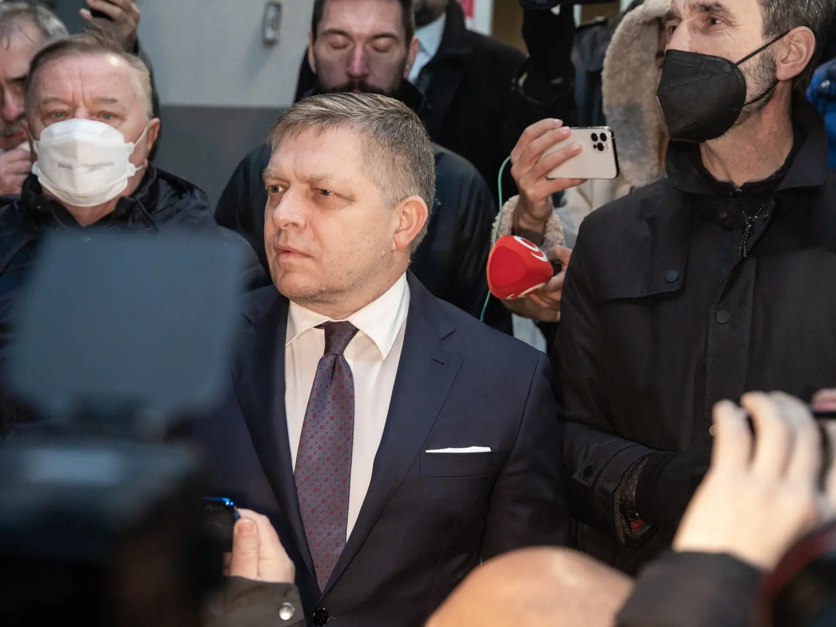 Na snímke je predseda opozičného Smeru-SD Robert Fico po opustení policajnej stanice. Roberta Fica polícia zadržala po tom, čo zvolal protestný sprievod počas lockdownu.