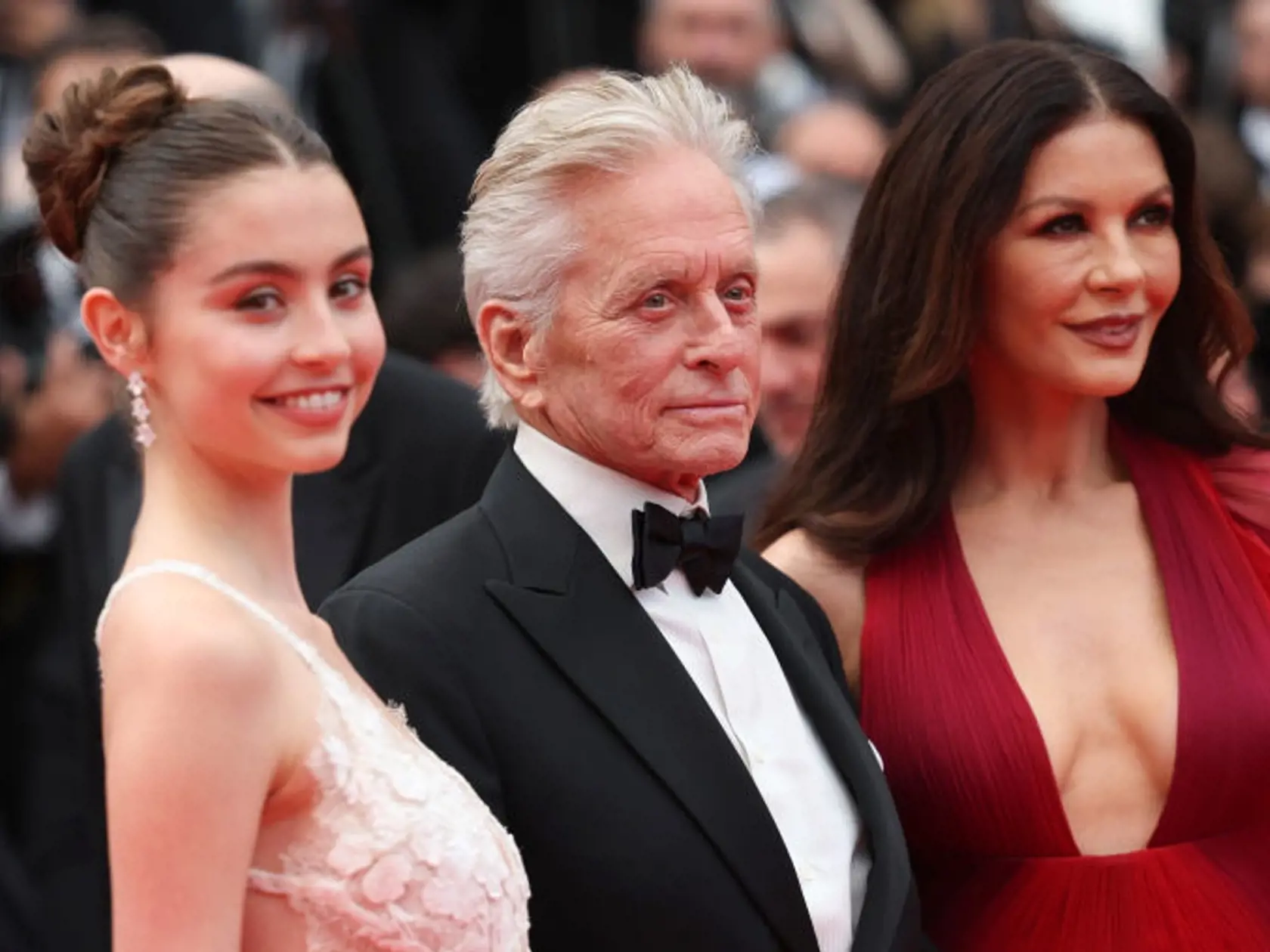 Rodinka pokope: Carys Zeta Douglas, Michael Douglas a Catherine Zeta-Jones.