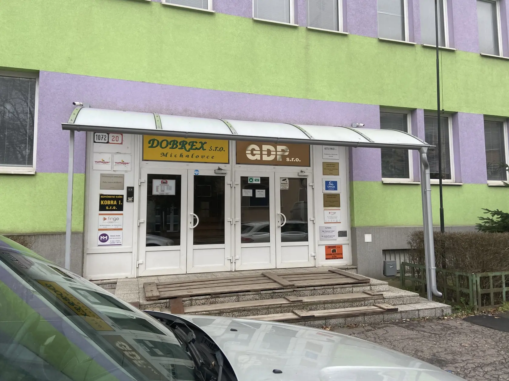 Budova oproti lekárni má tri kamery, ktoré mohli zachytiť útok i tvár vraha.
