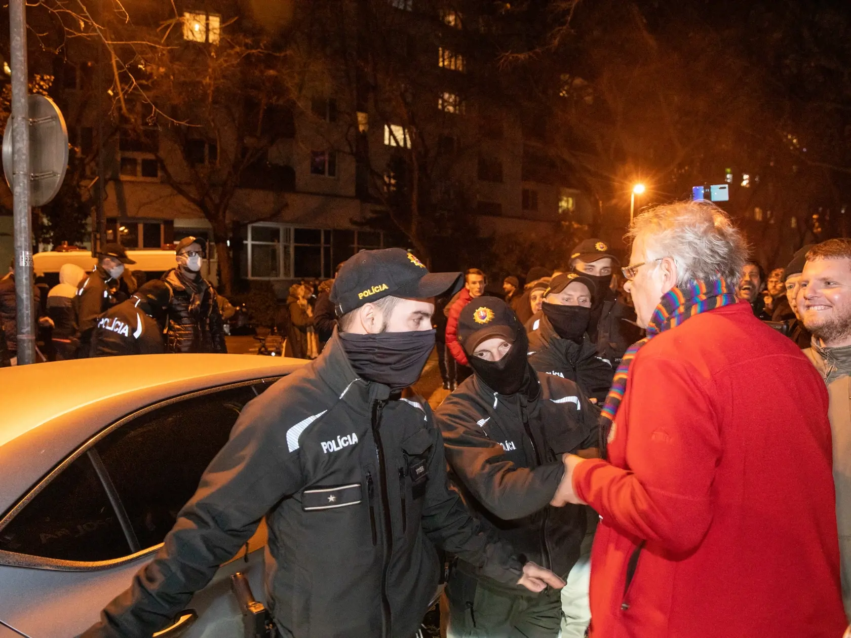 Na snímke sú príslušníci policajného zboru SR pred autom Roberta Fica potom, čo bolo z jedného demonštatov poškodené.