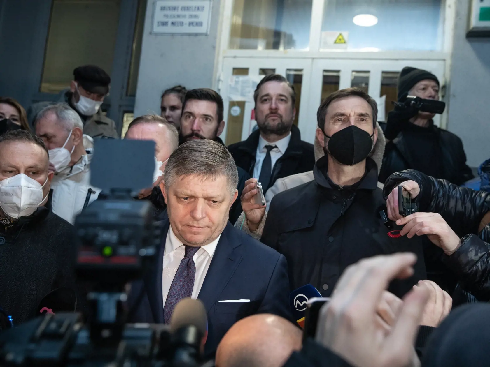 Na snímke je predseda opozičného Smeru-SD Robert Fico po opustení policajnej stanice. Roberta Fica polícia zadržala po tom, čo zvolal protestný sprievod počas lockdownu.