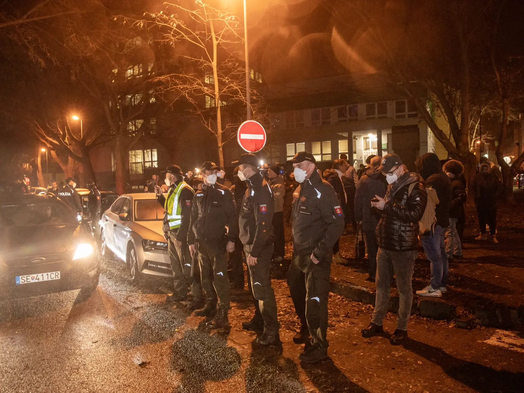 Na snímke sú príslušníci policajného zboru SR pred autom Roberta Fica potom, čo bolo z jedného demonštatov poškodené.
