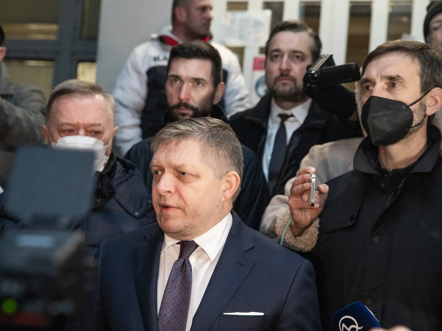 Na snímke je predseda opozičného Smeru-SD Robert Fico po opustení policajnej stanice. Roberta Fica polícia zadržala po tom, čo zvolal protestný sprievod počas lockdownu.