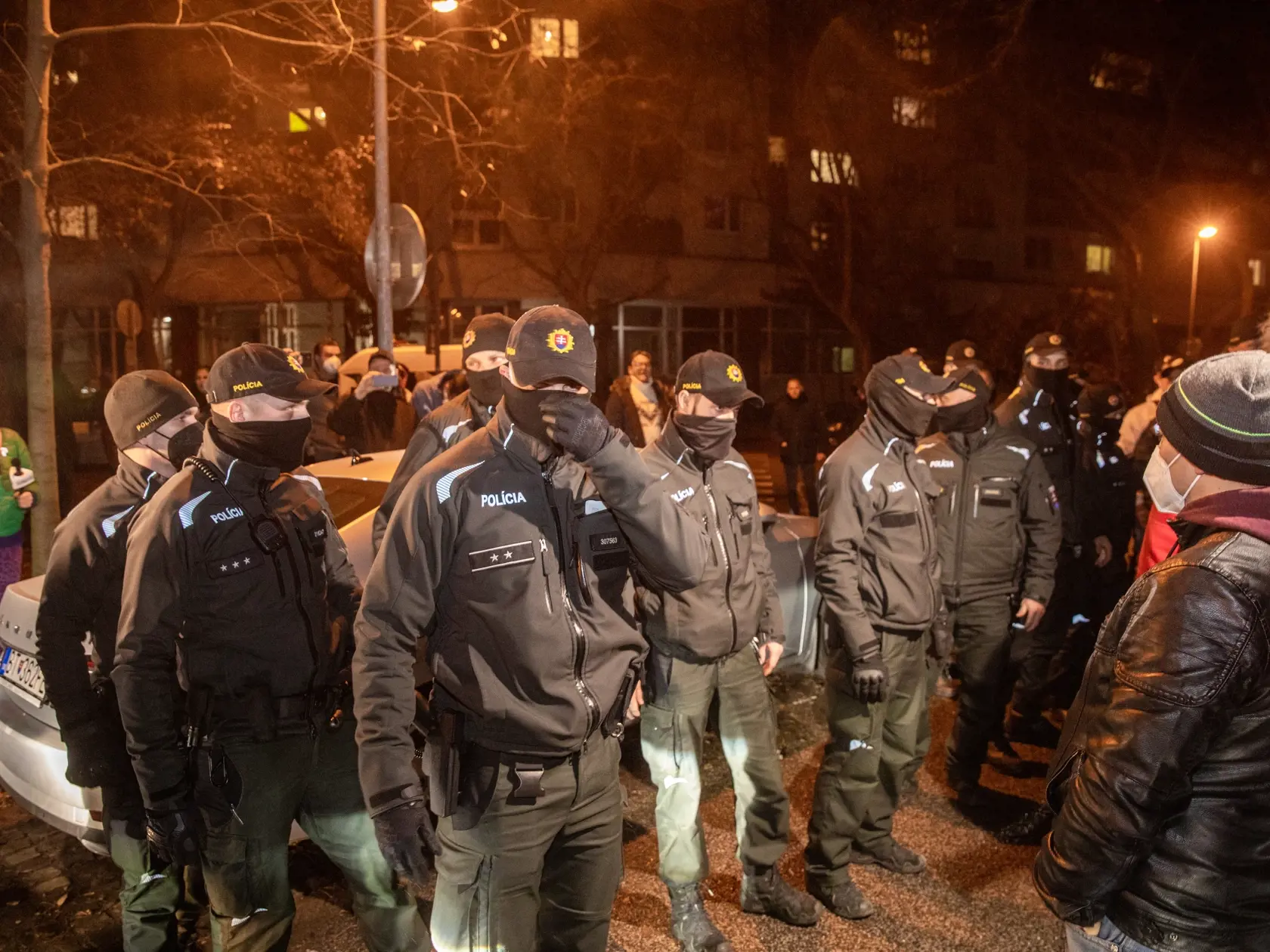 Na snímke sú príslušníci policajného zboru SR pred autom Roberta Fica potom, čo bolo z jedného demonštatov poškodené.